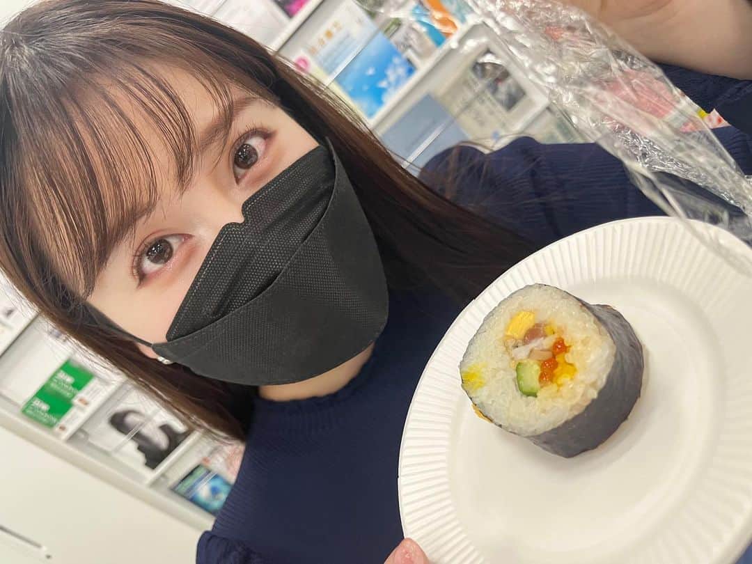 角谷暁子のインスタグラム：「#wbs の放送終わりは、1日で最もお腹が空きます。しかしだからといって食べてしまうと...🫠🫠」