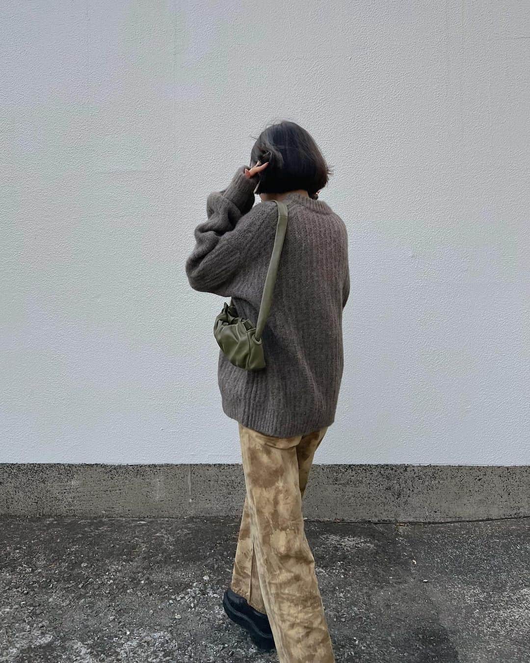 大屋夏南のインスタグラム：「It was 50℉ 2days ago and it’s 77℉ today in Tokyo 🥴 一昨日はニットで今日はTシャツ👽 今日あったかくて気持ちいいね☺️🌱」