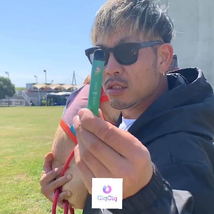 のインスタグラム：「こてつと散歩するときはいつもこれ @cigcig_official で、シグるw  みんなもシグってな  #cigcig#電子タバコ#シーシャ#chill#chilltime#peach#mint#blueberry#シグシグ#持ち運びシーシャ#リラックス#シーシャ好きと繋がりたい#pr#シグる #フレンチブルドッグ #フレブル #メンズファッション」