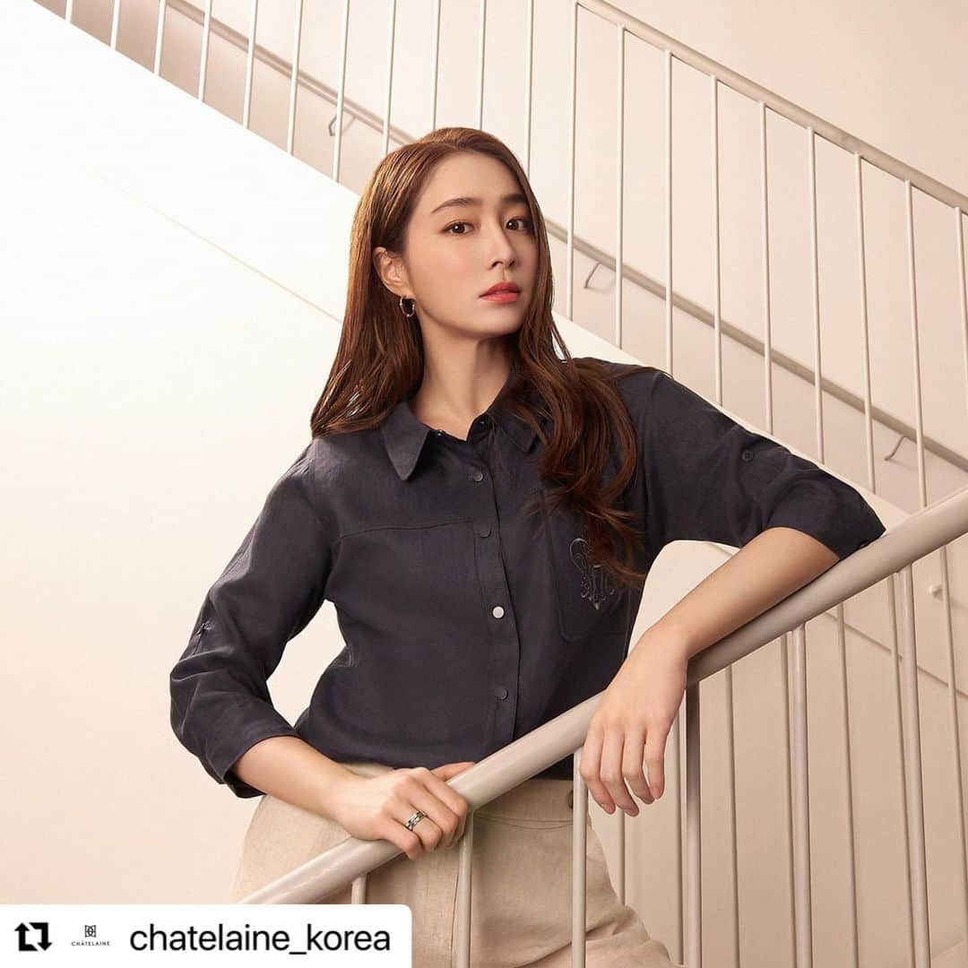 イ・ミンジョンさんのインスタグラム写真 - (イ・ミンジョンInstagram)「#Repost @chatelaine_korea with @make_repost ・・・ .  똑똑!  샤트렌의 트렌디한 이야기를 들려주는  😘트렌이에요.  오늘은 지구환경 보호의 날, 줄여서 ‘지구의 날’이에요.🌏  그래서 오늘은 친환경 소재 린넨 라미소재의  기본 셔츠형 블라우스를 소개할게요.  얇고 시원한 건 물론, 아무 코디에나 어울리는 네이비컬러에 소맷단은 롤업할 수 있게 나왔어요. 아우터로도 입을수 있어서 가성비가 한라산만큼 높죠^^  오늘은 지구의 날이니까 ‘일회용품 쓰지 않기’ 실천해 보는 건 어떨까요? 내일도 모레도 쭈욱-  함께 실천해봐요^^ 👨‍👨‍👧‍👧  🪄제품번호  - 블라우스 HCBMBL202 - 팬츠 HCBMPT202  #이민정#이민정화보#오피스룩#데일리룩#여름블라우스#라미셔츠#ootd#샤트렌#지구의날#친환경패션#earthday」4月22日 12時31分 - 216jung