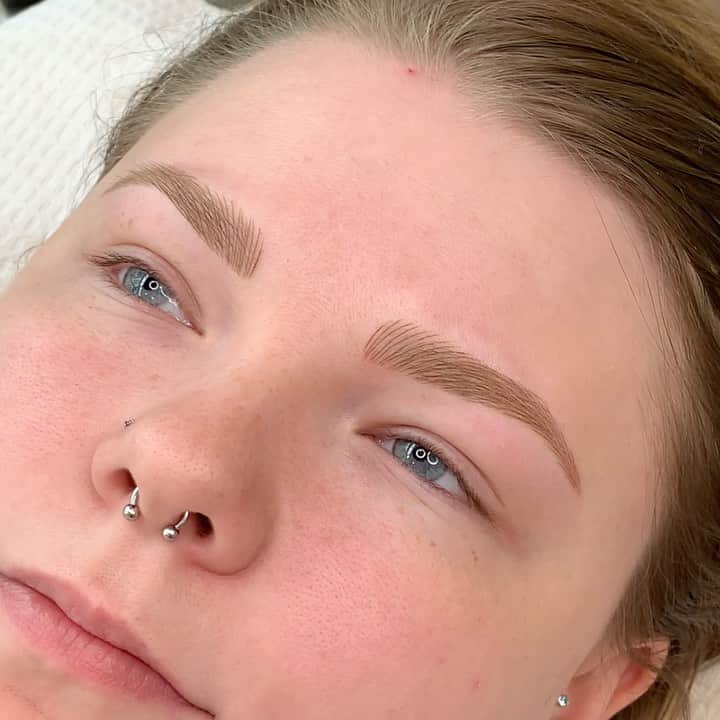 Haley Wightのインスタグラム：「Crispyyyy strokes 😛  Interested in getting Microblading or Brow Lamination by me? Just call the studio at (971)337-5401 or visit our website at studiomeraki.net 😊 . . #microblading #cosmetictattoo #brows #eyebrows #portland #oregon #microbladedeyebrows #microbladed #meraki #ombrebrows #microblade #portlandmicroblade #portlandmicroblading #oregonmicroblade #oregonmicroblading #browlamination #browlam #oregonbrowlamination #portlandbrowlamination」