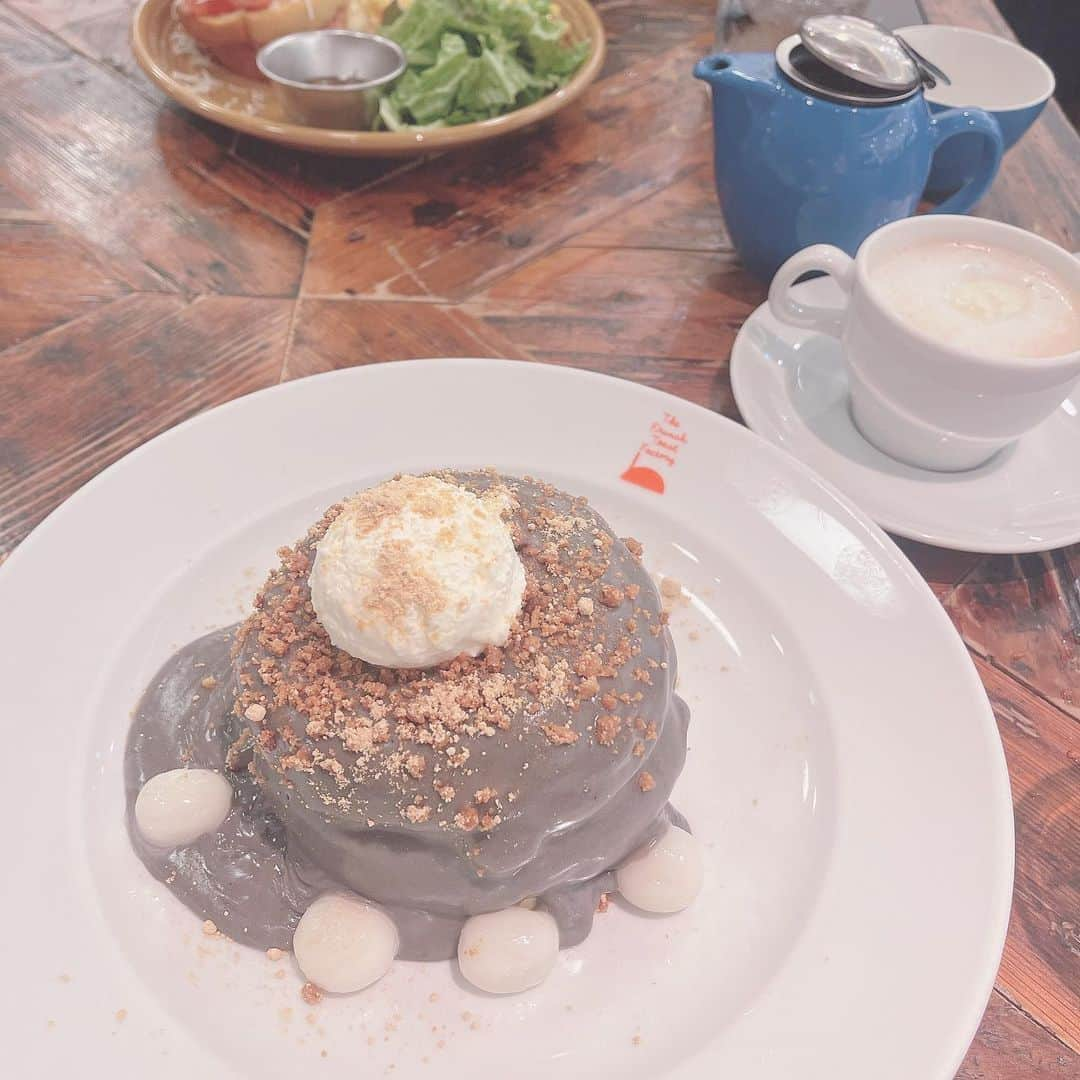 戸奈あゆみのインスタグラム：「パンケーキwith黒ゴマちゃん🖤🥞  #カフェ #カフェ巡り #カフェ部 #カフェ好きな人と繋がりたい #カフェ活  #東京カフェ  #パンケーキ #パンケーキ巡り #パンケーキ部 #スイーツ #スイーツ好きな人と繋がりたい #スイーツ部 #スイーツ巡り #パンケーキ好きな人と繋がりたい #神奈川パンケーキ #神奈川カフェ  #神奈川グルメ」