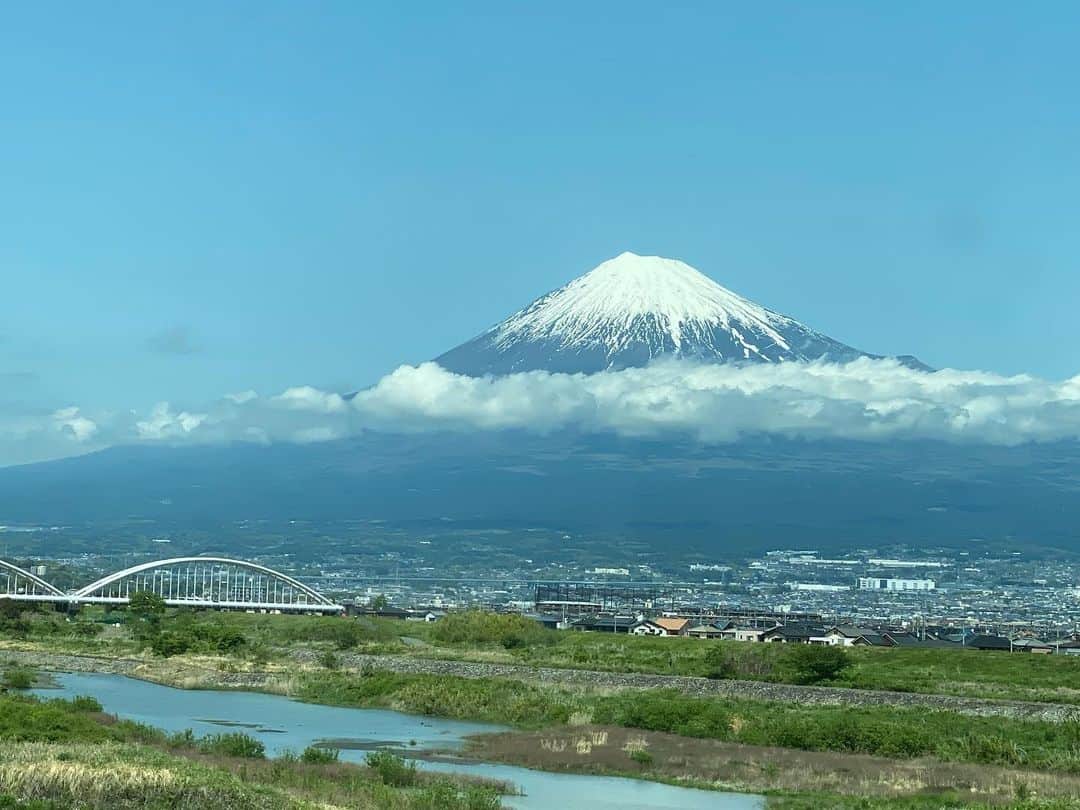 岩崎宏美さんのインスタグラム写真 - (岩崎宏美Instagram)「新横浜駅出たあたりから、大好きな富士山見られるかなぁ〜と思いながら眠ってしまいました。 パッと目覚めたら きゃーーーー❗️富士山 ありがとうございます😊😭 沢山のエネルギーいただきました。 今日はラジオのプロモーション、明日は東大阪市で歌います。今回のツアーも、あと3本、心して楽しみます‼️ 富士山万歳🙌 #東海道新幹線 #富士山 #岩崎宏美太陽が笑ってるツアー」4月22日 13時20分 - hiromiiwasaki_official