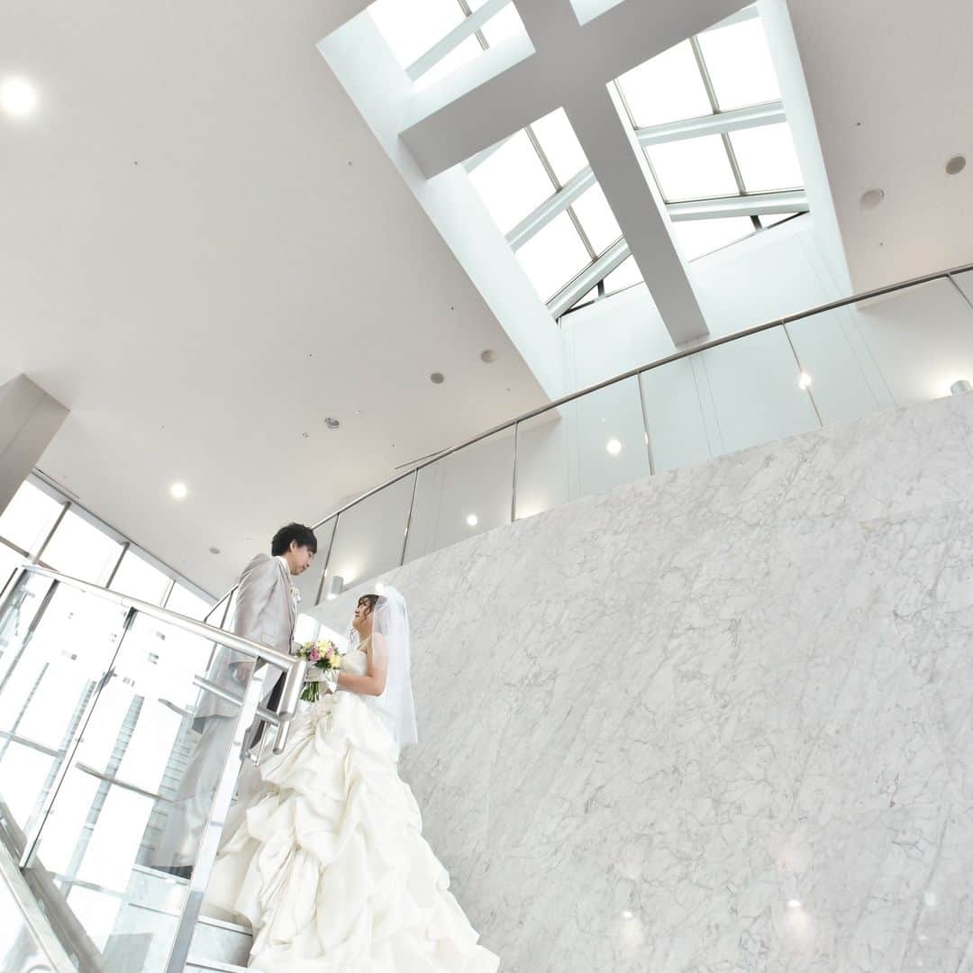 ウェディングプロデュース ラリアンスのインスタグラム：「タピルージュでの ご結婚式のお写真です♪ 東京芸術センター21階の 天空チャペルには 実は隠れ十字架がございます☆彡 天空チャペルご見学の際に 探してみてくださいね♡  ▷Youtubeも更新中です！ プロフィール欄URLよりチェックしてみてね！ #神社結婚式#神社結婚式jp#ハートツリーウェディング#和婚をもっと盛り上げたい#プレ花嫁さんと繋がりたい#ハートツリー花嫁#おしゃれ花嫁#プレ花嫁#結婚式場探し#結婚式準備#2022春婚#2022夏婚#式場見学#神楽坂結婚式#少人数結婚式#家族婚 #花嫁衣装#フォト婚#スナップ撮影#プレ花嫁#結婚式本番#神社式#タピルージュ＃天空チャペル」