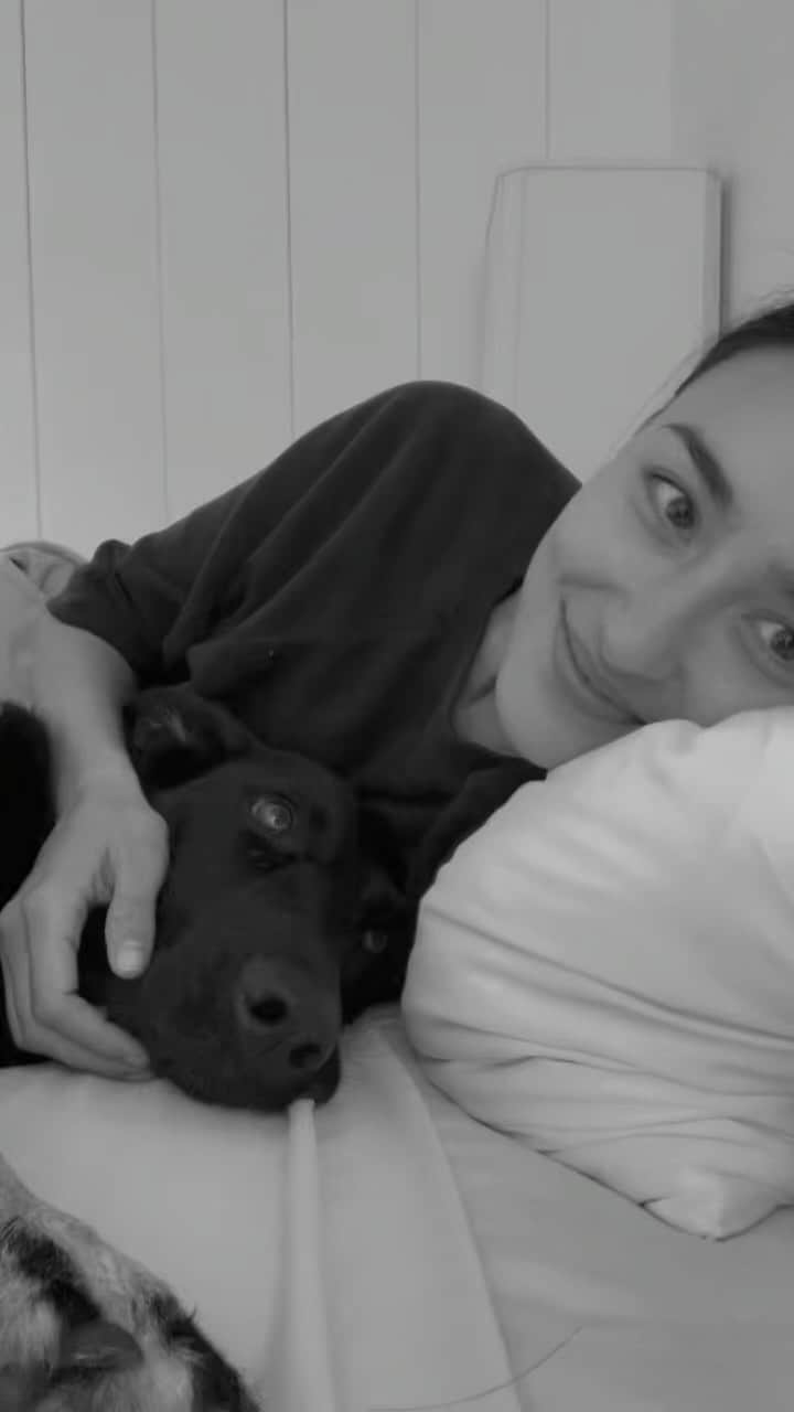 長谷川潤のインスタグラム：「Morning snuggles with Pippi❤️」