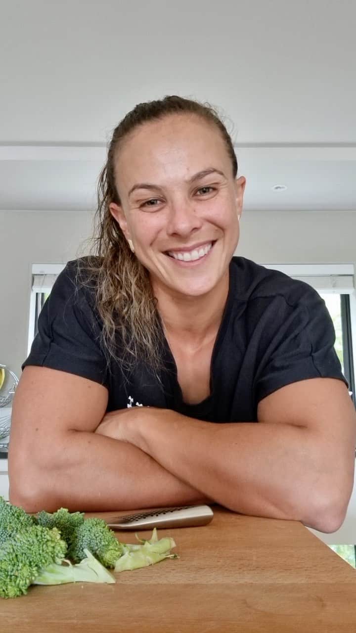 リサ・キャリントンのインスタグラム：「Did you know that in 2021 Kiwis binned enough food to keep the entire population of Dunedin fed for three years?!    Many of us are in the habit of throwing away parts of our fresh produce that could otherwise be put to good (and delicious) use.   A few really simple things I'm doing to lessen the food waste in my house are:  - Ditching the peeler and roasting veges with the skin on.  - Extending my stir fries by chopping up the stems of broccoli and cauliflower.  - And (this is one of my new favourite cooking hacks) freezing leftover herbs in an ice tray with a little splash of water - perfect for dishes that need added flavour kick, like casseroles and sauces.   There are so many little things we can do to lessen our carbon emissions. @5adaynz has you covered for more tips and recipes to make the most of seasonal produce.   #5adaynz #sustainableNZ #earthday2022 #ad」