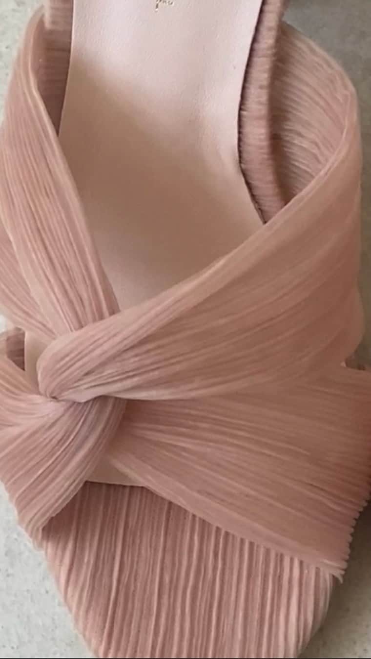 レフラーランドールのインスタグラム：「A best-selling pleated pair is getting a new look 👀 Mark your calendars for the exclusive release of Reed in Beauty, available only on Instagram next Monday, and save this post as a reminder to be the first to shop the drop! #loefflerrandall   [ID: slow-zoom video of the toe of a pink pleated heel.]」