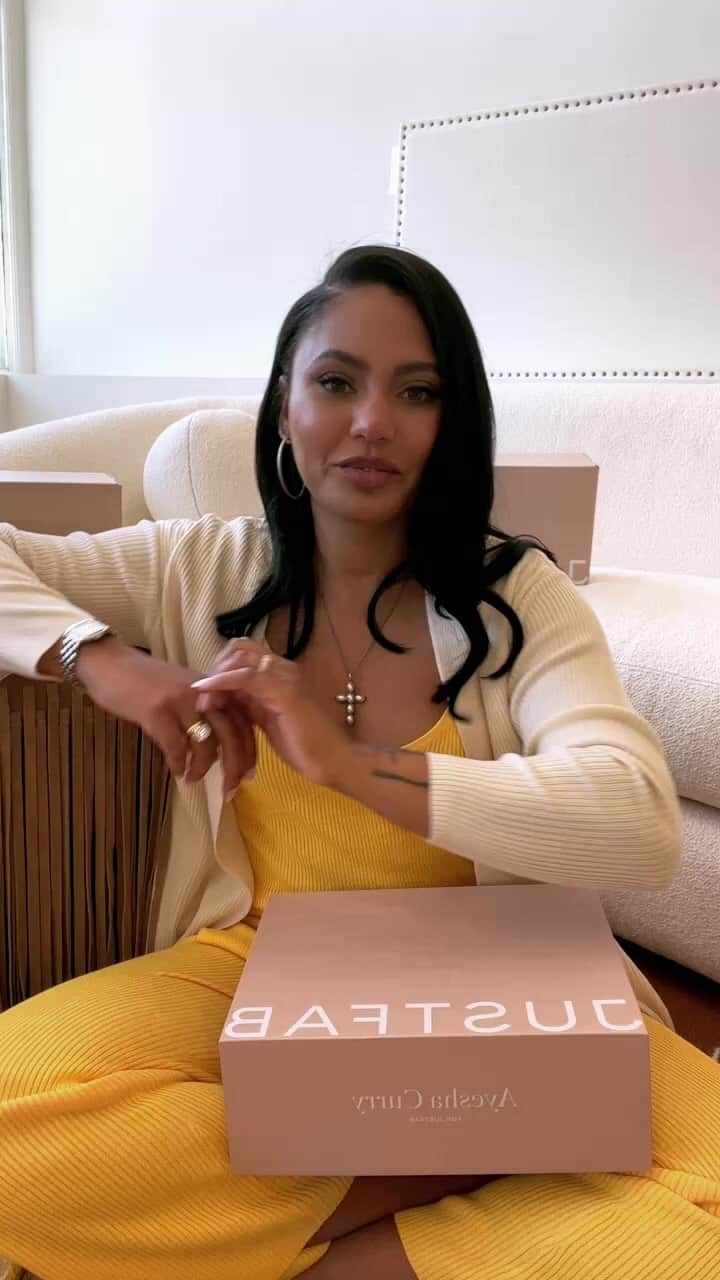 エイヨシャ・カレーのインスタグラム：「My new collection with @justfabonline is selling out fast! So many bright, flirty and fun pieces for spring ☺️. Click the link in my bio to get your favorites before they’re gone!   #justfabambassador」