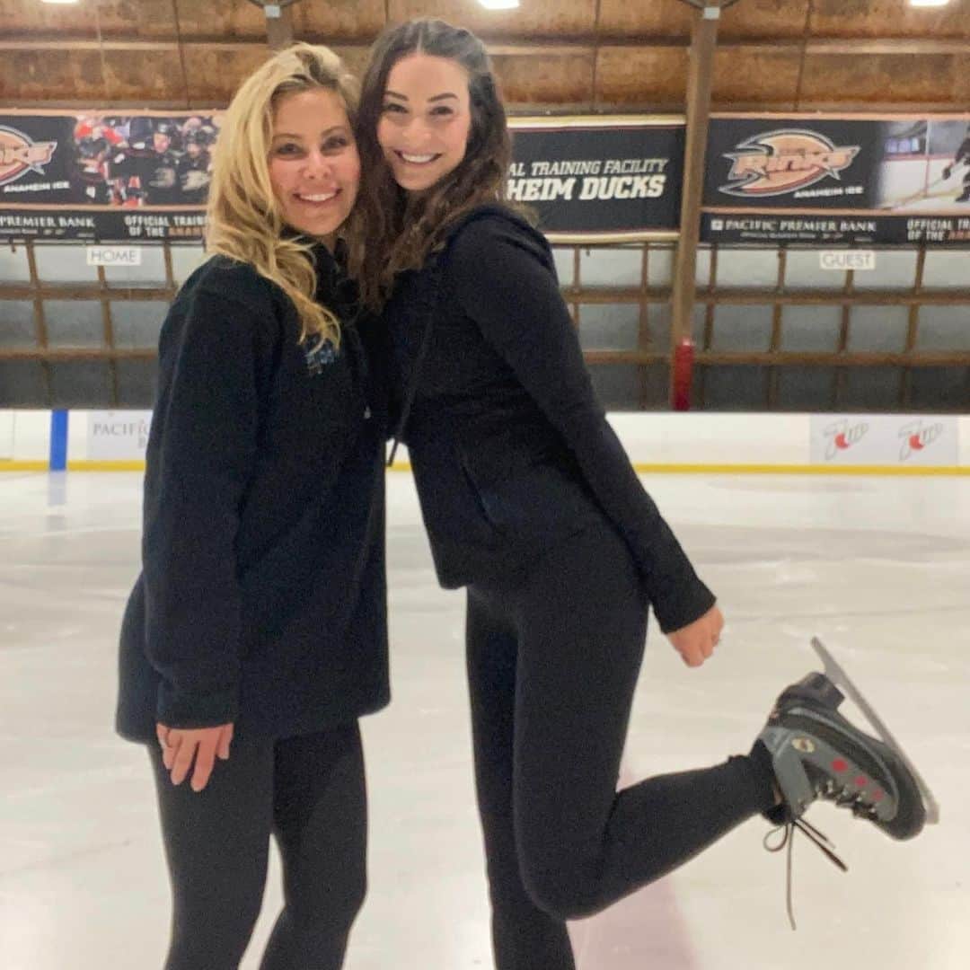 タラ・リピンスキーのインスタグラム：「I only knew her for 4 years but I am so lucky to have known her at all.  @hollyhollisstars was hands down one of the kindest, most vibrant human beings I had ever met. That is not an overstatement.  She was distractingly beautiful with the feistiest, funniest and sweetest personality.   I never thought making one video during her chemo treatment (requested by her sweet friend @elarha over Instagram) would turn into the friendship we had and I will always have in my heart. Don’t get me wrong, I love making new friends but I’m also not one to bring new people into my closest circle often…especially over one message on Instagram. But I knew from the first moment I spoke to her, there was no other choice. She was going to be like family. I can’t explain it. (And now @markgstars you’re also stuck with Todd and I for life)  Her spirit was like nothing I had ever witnessed. Her journey was long and horrific at times but she fought with such grace and with a strength that I didn’t think was humanly possible. I know it’s sounds like I am talking about a unicorn but she was exactly that.   This woman changed my life in so many ways. In the last 4 years, if you were to ask me “what is your definition of strength or what inspires you?” My answer would be HOLLY.    I will miss her.」