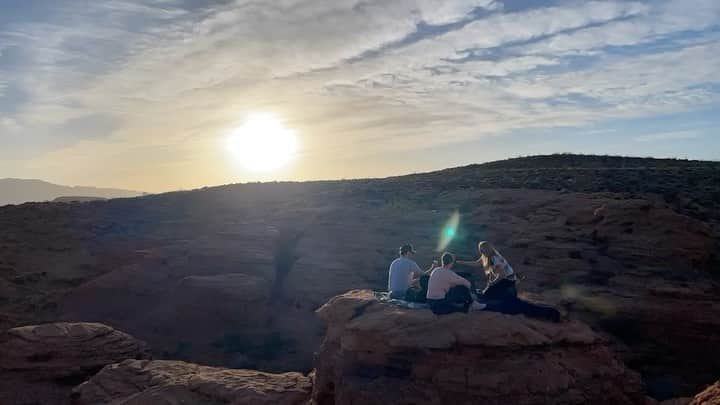 コートニー・トンプソンのインスタグラム：「Grateful for the moments with this crew and the long anticipated first two canyons… thanks for the dose of fear @onster @simijames @mel.b.reynolds」