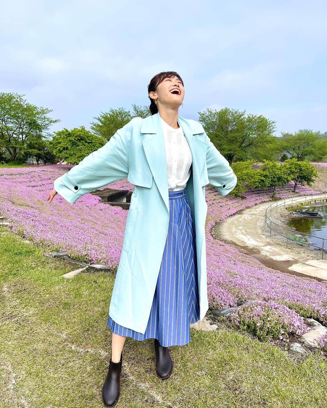 嶺百花さんのインスタグラム写真 - (嶺百花Instagram)「おはようございます！今朝は千葉県の東京ドイツ村からお届けしました。  ネモフィラ・芝桜と丘一面が春色に染まっていましたよ🌸  今日、日中は夏のような暑さになります🌞お昼は冷やし中華が食べたいなー！  来週も宜しくお願い致します😊  skirt: #フェルテ」4月22日 9時05分 - mine_momoka