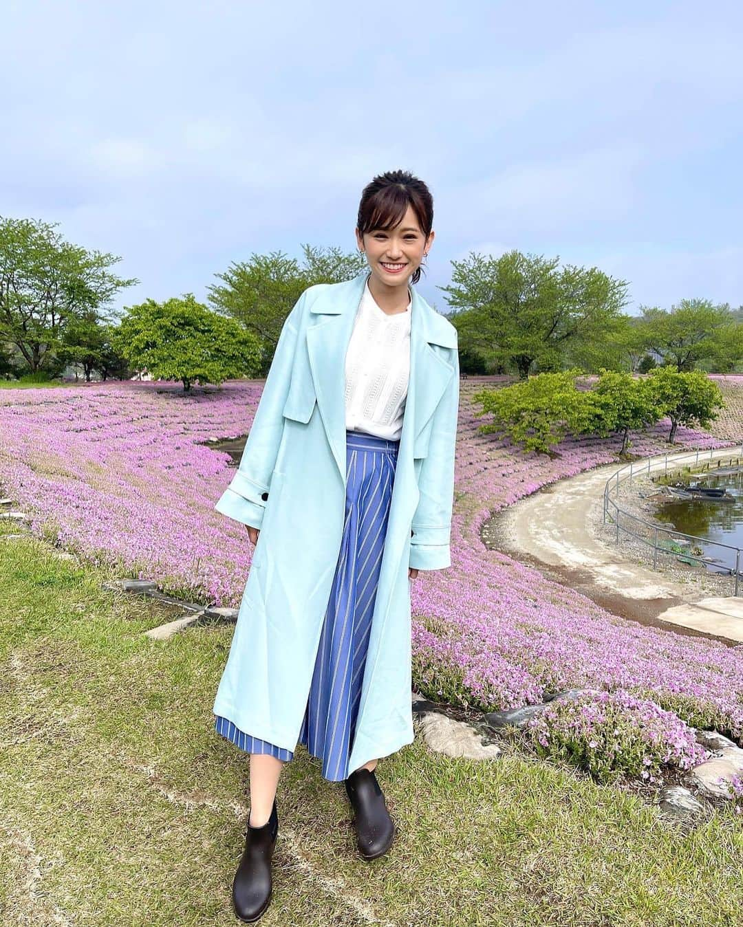 嶺百花さんのインスタグラム写真 - (嶺百花Instagram)「おはようございます！今朝は千葉県の東京ドイツ村からお届けしました。  ネモフィラ・芝桜と丘一面が春色に染まっていましたよ🌸  今日、日中は夏のような暑さになります🌞お昼は冷やし中華が食べたいなー！  来週も宜しくお願い致します😊  skirt: #フェルテ」4月22日 9時05分 - mine_momoka