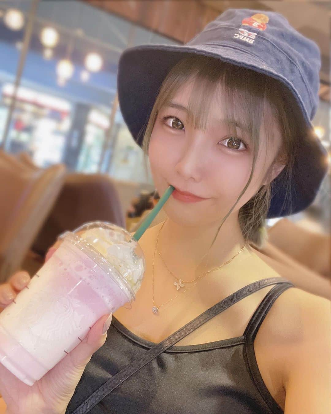 みまるのインスタグラム：「これ美味しすぎたやつ🍓🍭 スタバのケーキ美味しそうすぎる🤦‍♀️  #みまる #mimaru #🇹🇭 #海外移住 #タイ #バンコク #タイ移住 #バンコク生活 #bangkok #thailand #海外生活  #海外旅行  #ナチュラルライフ #干物女 #自由人 #youtuber #バンコク情報  #みまるチャンネル #在タイ日本人 #在タイ #バンコク駐妻 #バンコク観光 #バンコク旅行  #strawberrydreamcrèmefrappuccino #starbucksthailand #スタバ #バンコクカフェ #バンコクグルメ #バンコクカフェ巡り」