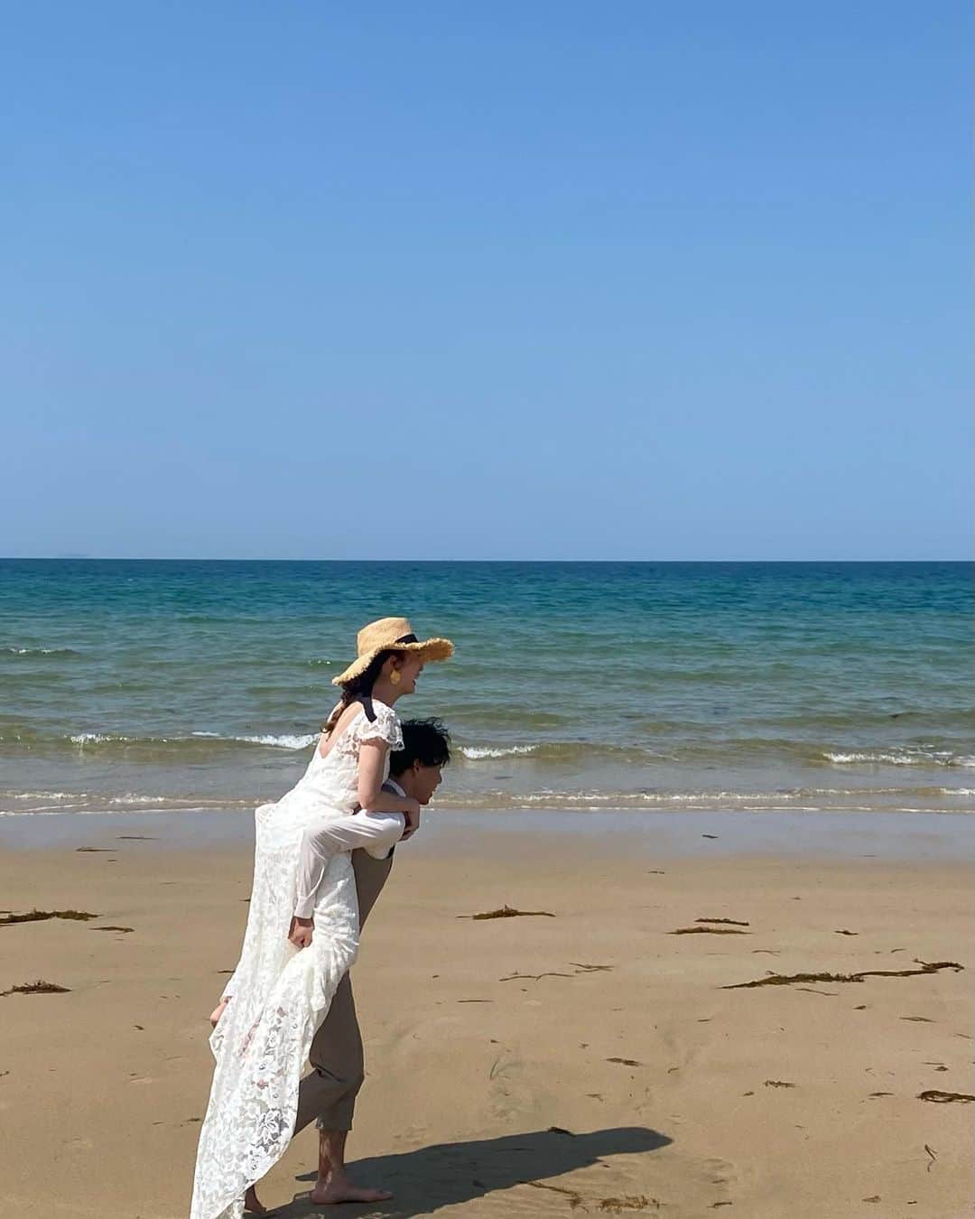 土田瑠美のインスタグラム：「先日の　@youa.dressstylist ×Rumi  Photo wedding🤍  天気も良く、本当に気持ちの良い一日でした🌞 ずっと前からInstagramを見てくださっていたそうで🥺ヘアメイクが出来て、本当に嬉しかったです✨  お母様達が嬉しそうにお2人を見つめる姿に愛が沢山溢れていて、その姿もとっても印象的でした✨ この様な素晴らしい一日のヘアメイクを担当させて頂きありがとうございました🙇‍♀️✨」