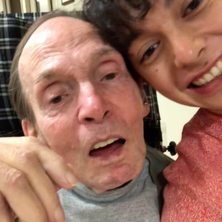 ハリー杉山のインスタグラム：「おはようございます  この数日、皆様から温かい、心を優しく包むような言葉を沢山いただけて、本当にありがとうございます。  その言葉に僕と母は救われ、ヘンリーも喜んでるでしょう。  僕と母は出来ることをこの5年ほど全てやりました。ヘンリーの写真を見ると 明らかに施設にお世話になる前と比べると表情が明るいです。それはヘンリーも、僕も、母も。  施設の皆さんとの連携でコロナ前、父は日々リハビリに挑み、常に明るく、会う度に僕を笑わせてくれて、時に落ち込む僕を最後まで励ましてくれました。泣き虫な僕を笑いながら鼓舞してくれました 笑  もしコロナという時代が訪れなかったら、この2年半もっと一緒にいれて、外の空気を吸わせて、一緒にビールを飲んだり、子供の時のように彼の腕の中で眠ったりしたでしょう。  夢が夢で終わったこと、 それは悔しい、とても悔しい。  でもその悔しさをこえる数々の宝のような思い出が僕の身体中に流れてます😊それだけで僕は幸せです😊  実は今年に入ってから不思議なことがありました。  歩いてる時に僕の足首が時々  "ポキッ" "ポキッ"と音がするのです😂  この足首が鳴る音は父もそうで  子供の時、毎朝ふとんから出たくない僕を起こしにくるヘンリーの"足音" でもありました😂  なので父は既に僕と一緒にいて この先もずっとです 笑  それでは "head up!!"  お仕事いってきます^_^  皆様、本当にありがとうございます  Thank you so much to all the kind words that you guys have given me over the past few days.  Dumped into the cloud of despair, your words have really given me strength, my mother too, and I'm sure Henry is over the moon with all the love ❤️(quite literally haha up in the stars )  He really battled until the end. Mother and I have no regrets. After going into the elderly care in 2017 he  gave his heart and soul into rehabilitation as you can see and was strong before covid struck and limited mother and I's access.  It's impossible to fill in a gap that is left by the departure of a loved one. Impossible！ but I'm just blessed to have had him for such a long time🌟 The memories running through my veins spur me on to enjoy this life of mine.  So, let us remember him as the dapper, stylish, kind, smiling Englishman in Japan – who had the affection of everyone he met.  Thanks a million again people.  My head is up high, ready to fail upwards as Henry would say🔥  Bless you all❤️  Yours, Harry Adrian Folliott Sugiyama Scott-Stokes  Proud son of Henry Johnstone Morland Scott-Stokes  (1938.06.15〜2022.4.17)」