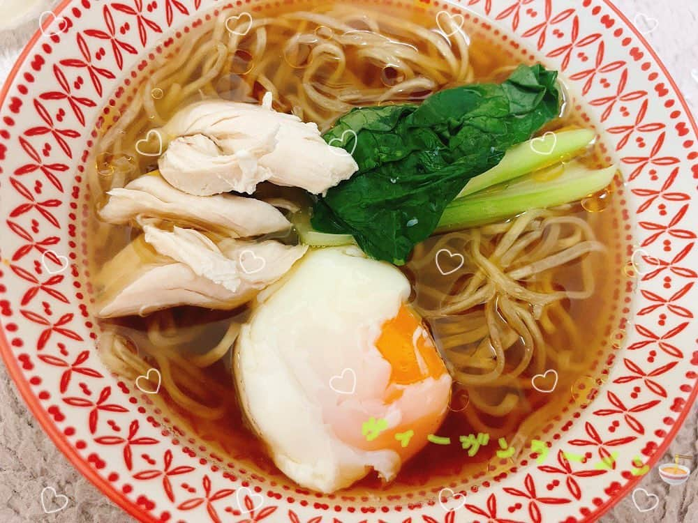 七海さんのインスタグラム写真 - (七海Instagram)「お湯を注ぐだけで食べれる ヴィーガンラーメン🍜 ・ 昨夜は帰りが遅かったのでさくっとこれを食べました☺️ ・ 味はあっさり醤油味っ インスタントなのにめちゃめちゃ美味しいし、麺が伸びないのが猫舌には嬉しいところだった💓 ・ グルテンフリーヌードルもあるんだけど色々気にしている身としては とても嬉しい商品✨ ヌードル同様美味しかったよー☺️ ・ PR @myramencompany #マイラーメン #通販ラーメン #グルテンフリーヌードル #ヴィ―ガンラーメン #お取り寄せラーメン #ビーガンラーメン #myramen #トリドリベース」4月22日 11時13分 - nanami_bwmg