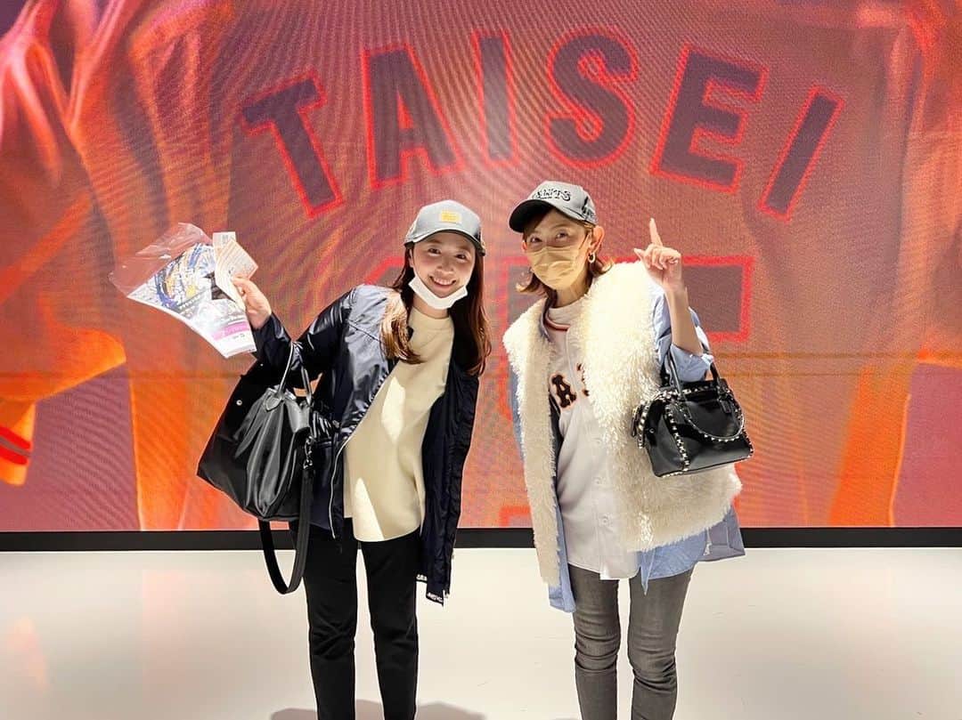 のインスタグラム：「⁡ このあいだ東京ドームに巨人×広島戦を観に行ってきました！ みんなでニューエラのキャップを被って応援です🧢✨ ⁡ 野球は最近はテレビばかりで、年に1.2回ほどしか行けていませんが、やっぱりスポーツ観戦は最高！！ この日もめちゃくちゃ楽しかったなぁ⚾️❤️ ⁡ ⁡ ⁡ #ホリプロ#野球観戦#読売ジャイアンツ#広島カープ#巨人#広島#newera#neweracap」