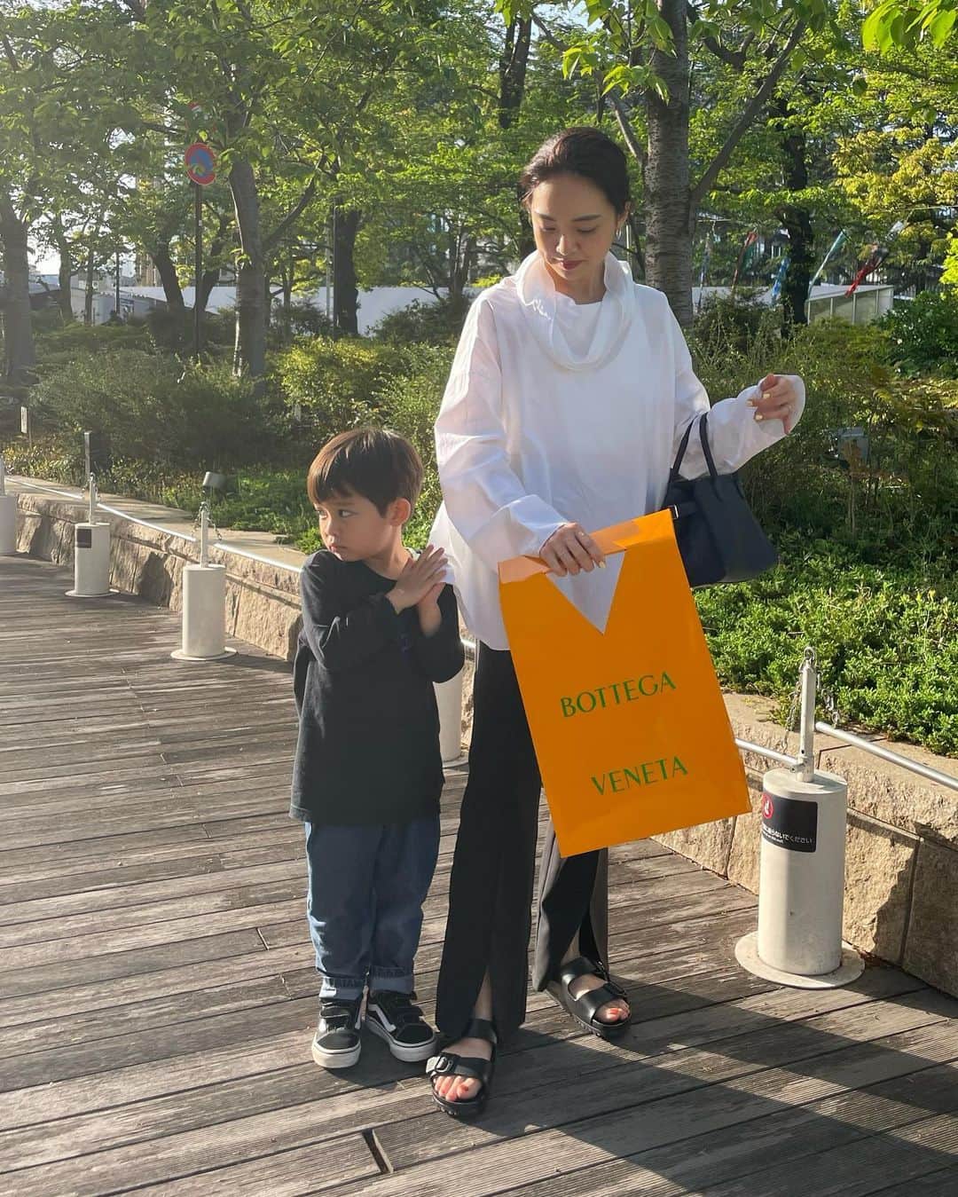 春名亜美さんのインスタグラム写真 - (春名亜美Instagram)「写真撮ってる後ろで、こんなに可愛く私にくっついてたなんて😂 かわいいやつ❤️  #tops @therow  #pants @bonjoursagan #bag @therow  #shoes @birkenstock_jp  ・ ・ ・ #therowmargaux #margaux10 #bonjoursagan #ママコーディネート #ママコーデ #ビルケンシュトックアリゾナ #birkenstock #therow」4月22日 21時35分 - amiharunaami