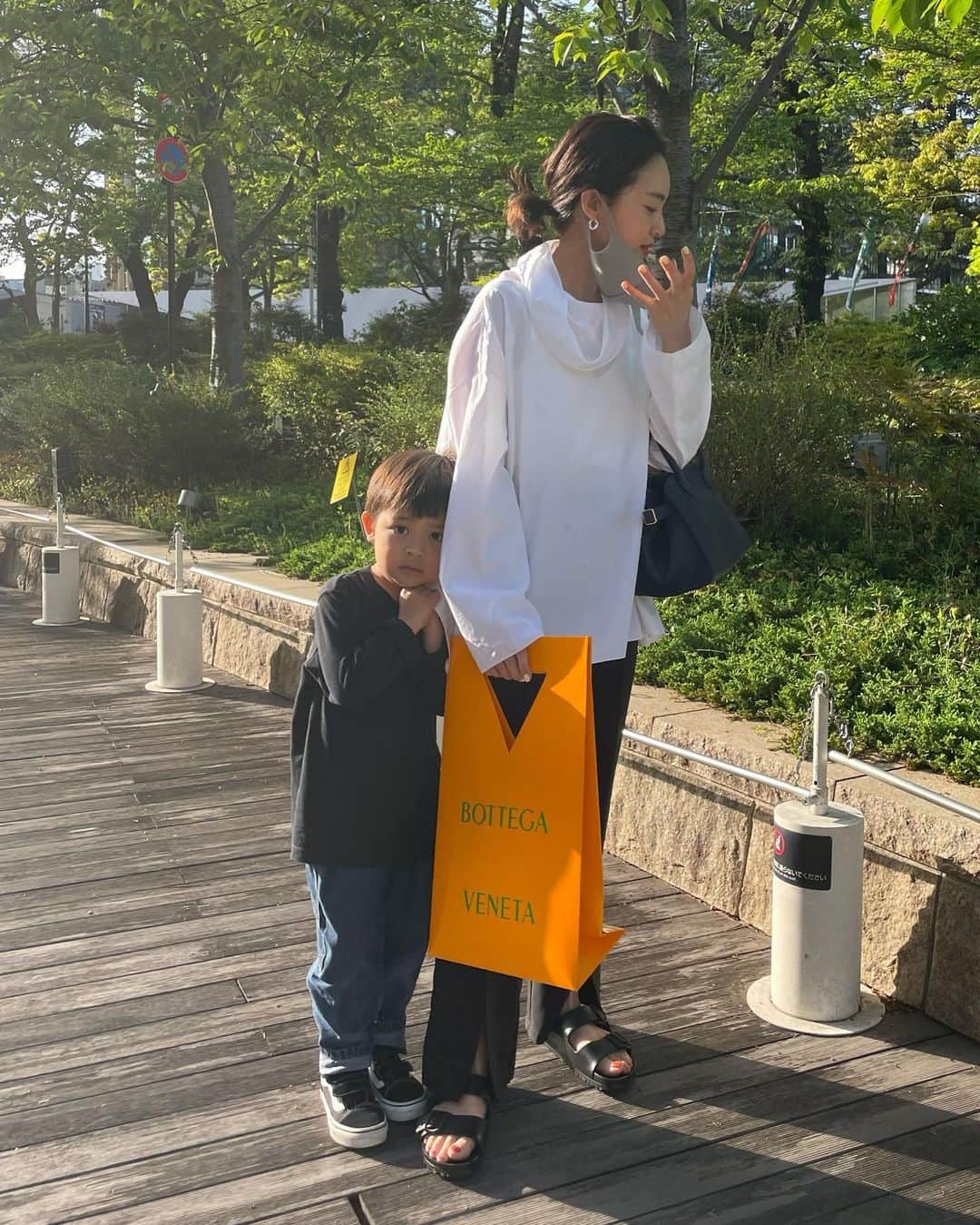 春名亜美さんのインスタグラム写真 - (春名亜美Instagram)「写真撮ってる後ろで、こんなに可愛く私にくっついてたなんて😂 かわいいやつ❤️  #tops @therow  #pants @bonjoursagan #bag @therow  #shoes @birkenstock_jp  ・ ・ ・ #therowmargaux #margaux10 #bonjoursagan #ママコーディネート #ママコーデ #ビルケンシュトックアリゾナ #birkenstock #therow」4月22日 21時35分 - amiharunaami