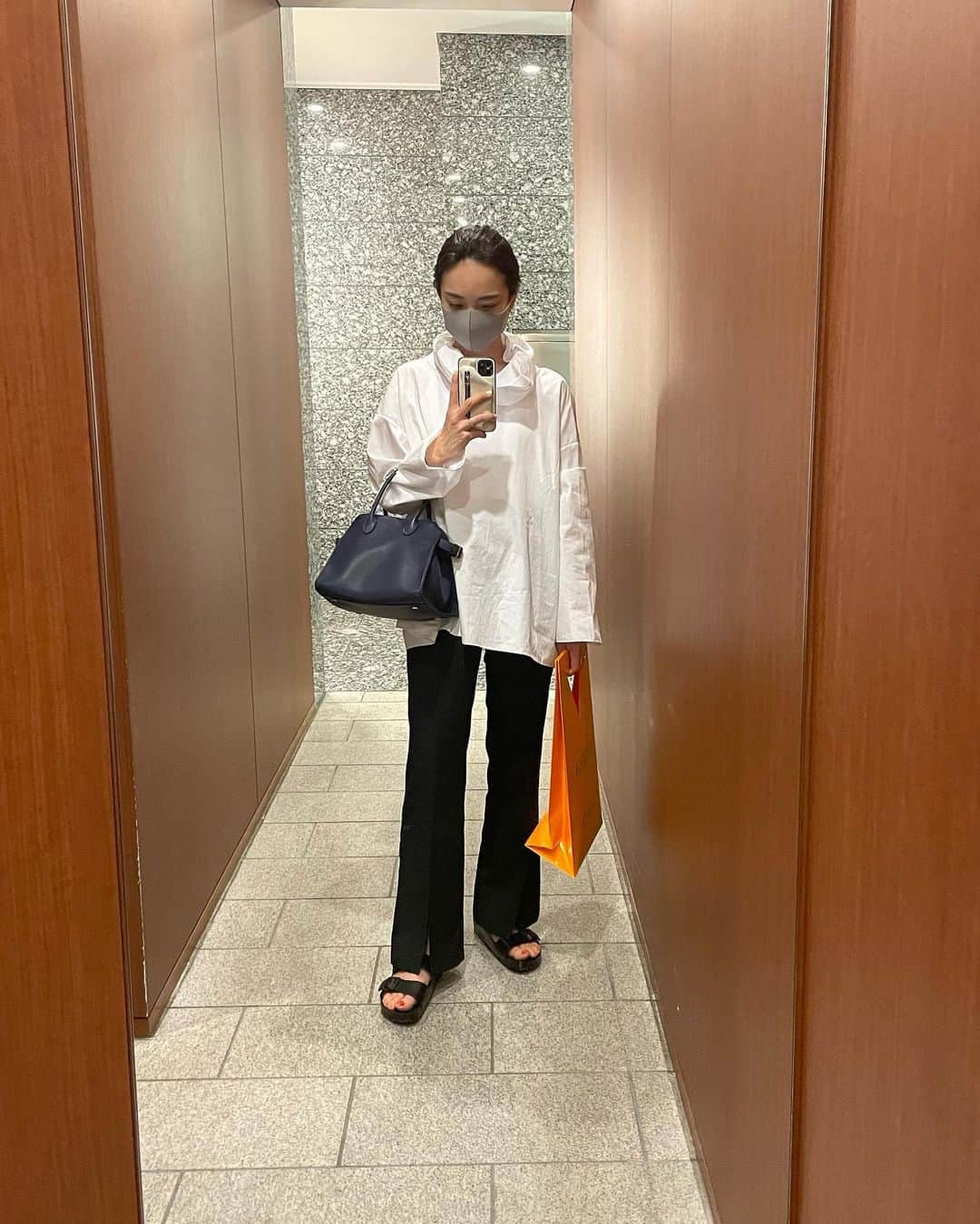 のインスタグラム：「写真撮ってる後ろで、こんなに可愛く私にくっついてたなんて😂 かわいいやつ❤️  #tops @therow  #pants @bonjoursagan #bag @therow  #shoes @birkenstock_jp  ・ ・ ・ #therowmargaux #margaux10 #bonjoursagan #ママコーディネート #ママコーデ #ビルケンシュトックアリゾナ #birkenstock #therow」