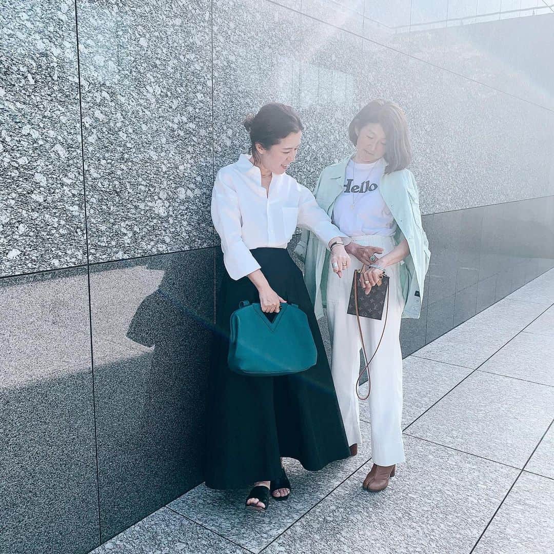 のインスタグラム：「なんて光の美しい、素敵な金曜日だったんだろう✨✨嬉しい！　で１日が構成されていたよ。伝えたいこと満載で、写真が渋滞しとる🤳 ✔︎まずは、大好きな雑誌 @eclat.magazine の打ち合わせに行ったら、立教の同級生、 @yoko_matsui_0628 と全身 @madisonblue_official が被った件。きれいな写真をありがとうございます。 ✔︎多忙&体調不良で、しばらく行かれなかったヨガ🧘‍♀️に行かれたよ。そして、🐈が写りこんだ件🤣 ✔︎ミーティングで行った @palacehoteltokyo のエステール。アスパラガスのひと品のグリーン💚が美しかった件 ✔︎庭ご飯がおいしかった件🍚タケノコのペペロンチーノ、木の芽のせ。木の芽って神✨ すっごく良い日だった❤️みなさま、素敵な週末を🍾 #明日は福岡へ #クローズドのイベント #14時から現地てインスタライブを @gallardagalante でね #日曜日は佐賀へ🍵 @watayabesso_official から #17時よりインスタライブを #情報多すぎ #お好きな部分だけ #ピックアップしてね😁」