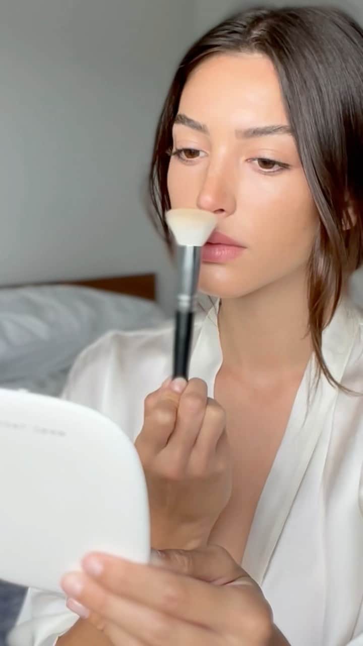 のインスタグラム：「Just a girl who loves her makeup.   @tartecosmetics primer and blush @diorbeauty foundation, concealer, setting powder, mascara and lips.  @pixibeauty blush stick @makeupbymario eyebrow pencil  @marcjacobsbeauty bronzer」
