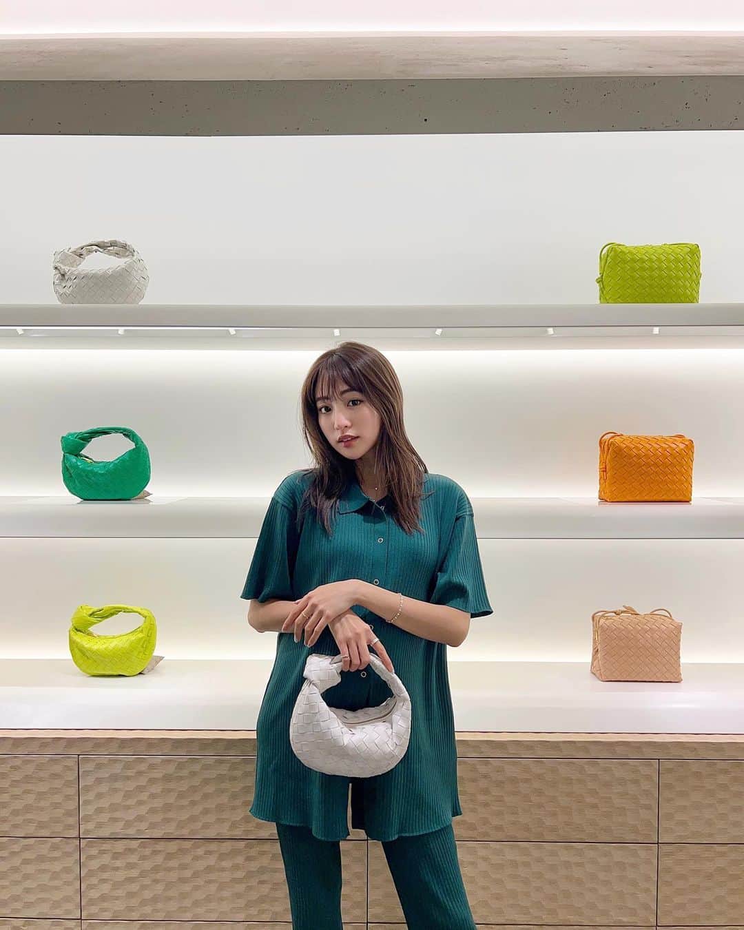 志田友美（ゆうみん）のインスタグラム：「🌿💚  bottegaのイベントに招待して頂き、 まほちゃんとお邪魔してきたよ〜♡  素敵なアートもあって、 bottegaの商品もかわいくって、 迷いに迷って買っちゃった🥹    #bottegaveneta #THESQUARETOKYO」