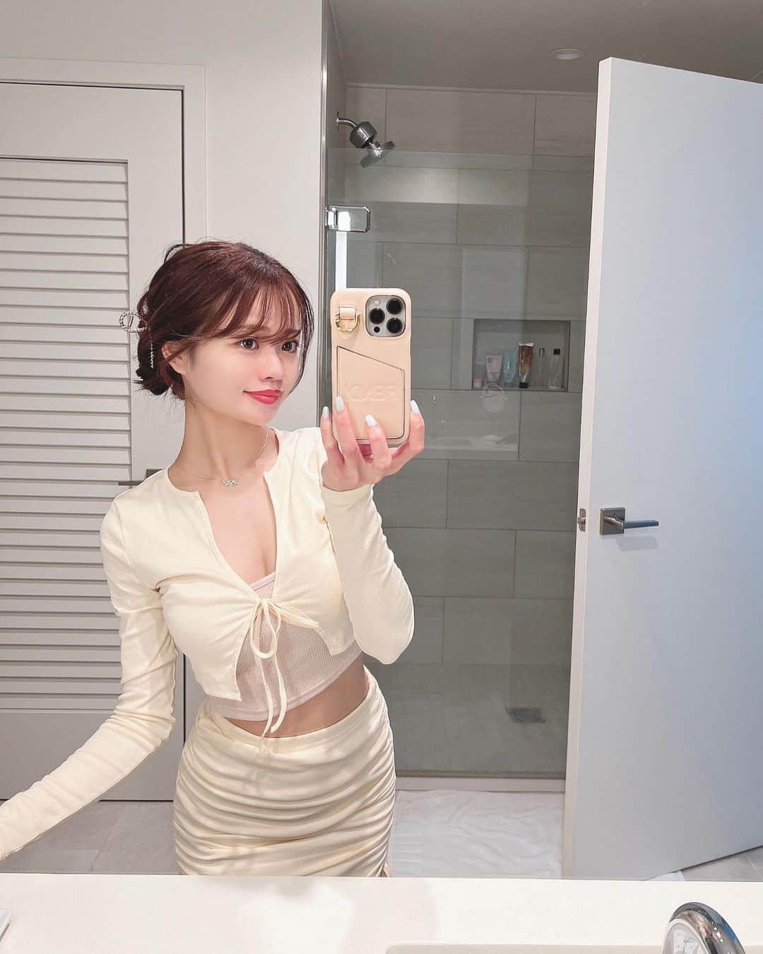 のインスタグラム：「このセットアップ可愛すぎる🥺💓 　 お部屋着にしようと思っていたけれど可愛すぎて外でも着ちゃった🤭 　 SHEINのセットアップです💓 2枚目に写っているパールバッグもSHEINだよ☺︎ 　 クーポンコード" ISAKO"で15%〜20%オフでお買い物できるので是非使って下さい🥰 　  　 @sheinofficial @shein_japan @shein_us  　  Coupon Code：ISAKO (extra 15%~20% off, valid until 6/30) 　 　 　 #shein#ad#ootd#セットアップ#セットアップコーデ#部屋着#ルーム#ルームウェア#バスルーム#お部屋紹介#ゆるコーデ#スマホケース」