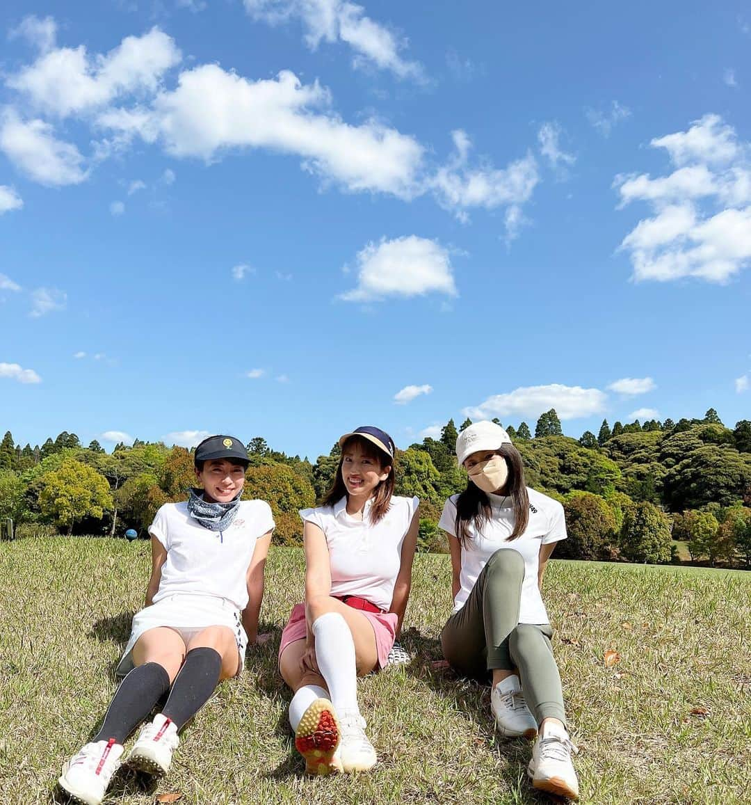 庄司ゆうこさんのインスタグラム写真 - (庄司ゆうこInstagram)「産後初ゴルフ⛳️✨約5ヶ月ぶり🥺 最後のゴルフは妊娠7ヶ月のときでお腹が邪魔して思うように動けずだったけど、今日は最高のメンバーで最高のゴルフ日和だったので、元気いっぱいジャンプまでしちゃいました🤣 メンバーは、おねがいマスカットで一緒だった安藤あいかちゃんと、元SDN48の相川友希ちゃん❣️3人とも気付けばアラフォー！笑 あいかちゃんとはおねマス時代の懐かしい話で盛り上がりました🤣 友希ちゃんとゴルフは4年ぶりで最後の写真、魔女の宅急便ごっこは、当時とやってること変わらない🤣笑 何歳になってもうちら変わらずでいようねって約束した🥺 久しぶりにリフレッシュしてストレス吹き飛びました🥰 ゴルフ下手過ぎるけど大好き💕 #ゴルフ女子#ゴルフ#ゴルフコーデ#ゴルフ日和#ゴルフウェア#晴れ女#元グラビアアイドル#マスカッツ#おねがいマスカット#初期メンバー#sdn48#庄司ゆうこ#安藤あいか#相川友希」4月22日 21時58分 - yuko.shoji