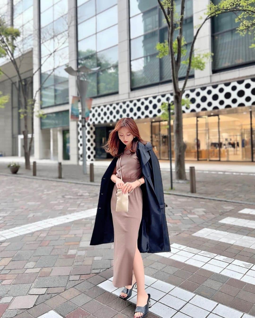 木田絵里香のインスタグラム：「. 即予約完売したワンピ🫶🏼 そんなことある？ってスピードだったw いつもランキング上位にいる👑w . web再予約販売中🌷 . ざっくりスリットと背中あいてるのがかわいいネッ🫶🏼 . ▶︎ディープスリットスエットワンピース . #ワンピース」