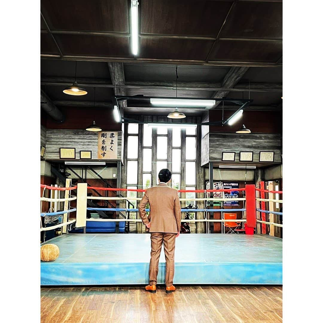 上坂嵩さんのインスタグラム写真 - (上坂嵩Instagram)「取材後記🥊 . ドラマ「 #未来への10カウント 」 先日の「アップ！」で放送した #木村拓哉 さんと #安田顕 さんへのインタビュー🎤 ご覧いただいた皆さま、ありがとうございました‼️✨ . 木村さんに取材させていただくのは5回目。 しかし、これほどまでに緊張し、 感情が溢れたのは今回が初めてでした。 . 2年前、ドデスカ担当として最後の木村さん取材。 終わってからインタビューを見直し、 木村さんが発した言葉を 掘り下げられていなかった自分が悔しく、 ずっと後悔を引きずっていました。 . だからこそ今回は、「もっと深いやりとりがしたい」 「木村さんのプロフェッショナルな部分に迫りたい」 と意気込んで、取材に臨みました。 . 取材後、思わず溢れた涙は、 2年間の緊張の糸が緩んだことと、 まだまだ自分は未熟だと感じた悔しさなどで 気持ちがいっぱいになったのだと思います。 . 木村さんは、 馴れ馴れしさが通用するような甘さは一切ない しかし、真剣に質問すれば真剣に答えてくれる そして、ときに夢のような"ギフト"をくださる そのような方です。 . そして、お会いする度に、 「プロのアナウンサーとして、もっと成長しなければ」 と思わせてくれます。 . きっとそれは、共演者やスタッフなど、 木村さんに関わるすべての人が感じるのだと推察します。 . 木村さんはインタビューのなかで、 「現場でキャリアは関係ない。共演者＝仲間。 　撮影のなかで会話がない出演者であっても、 　ひとりひとり、気持ちを感じ取るようにしている」 と話していました。 . 木村さんがみんなの心に火を灯し、 それぞれが自らの"最高"を超えようと意気込んで戦う。 そんな凄まじいほどの熱量のなかで 作品が作り上げられているのだと感じます。 . ドラマ「未来への10カウント」 毎週木曜日、受け取れるのが楽しみです📺 . 私もいつかまたお目にかかれる機会を夢見て そのとき、恥ずかしくない自分でいたい！ もっとプロとして成長した姿でお会いしたい！ そう、心に誓いました。 . 一つ読点を打ち、歩みを進めます。 . . @takuya.kimura_tak  #みらてん #木曜ドラマ #メーテレ #アップ #アナウンサー #メーロメロメーテレ #メーテレ60th #上坂アナの調べてきました #上坂嵩」4月22日 22時17分 - takashi_uesaka_nbn