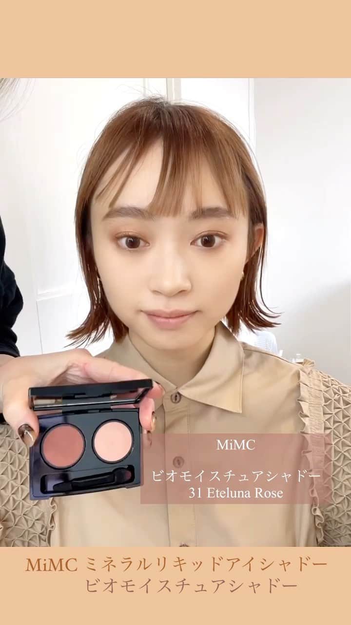 谷口翠彩のインスタグラム：「🍁 𝒔𝒆𝒏𝒔𝒖𝒂𝒍 𝒎𝒐𝒅𝒆 🍁  𝐒𝐭𝐫𝐨𝐧𝐠 𝐚𝐧𝐝 𝐠𝐫𝐚𝐜𝐞𝐟𝐮𝐥 ✵  強くて しなやかに  揺るがない🍁  メイクを武器にして ☽ ☾  たまには囲んで 自分らしく 強く 凛と。  ①リキッドアイシャドーを上まぶた全体にのせる ②下まぶた3分の２にもブラシでのせる ③パレット左を上まぶたに上から重ねる （目の際を濃く重ねる） ④パレット右を目の丸みに縦にのせる ⑤下まぶたにもパレット左を重ねる ⑥インラインを上下に入れる ⑦目尻にだけリキッドアイライナーを入れる （少しハネさせる） ⑧マスカラを塗る ⑨チークを縦に入れる←（動画飛んでます🥲） ⑩リップ２度塗り  完成❣️  スタイリングは外ハネ、顔まわりはリバース スタイリング剤は @hoyu_professional  NiNE オイルリッチ！  【使用アイテム🎨】 eye： @mimc_natural  ビオモイスチュアシャドー31 Eteluna Rose ミネラルリキッドシャドー05 ゴッデス eyebrow @mimc_natural アイブロウマスカラ03ローズピンク cheek：  @suqqu_official  ピュアカラーブラッシュ129 eyeliner： @celvoke.jp  シュアネスアイライナーペンシル 14 @suqqu_official  アイライナー01 mascara： @snidelbeauty ディファイニングマスカラEX01 lip： @snidelbeauty  ルージュスナイデルマット05 . . . .  #みどめいく#みどへあめいく #suqqu#suqquアイシャドウ#カラーマスカラ#スック#snidelbeauty#mimc#エムアイエムシー」