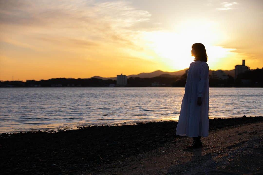 内山絵里加のインスタグラム：「・ ・ 浜名湖のマジックアワー🌇 ・ あす、あさっては リバティリゾート大東温泉で 1周年祭の司会をしています👱🏻‍♀️ ・ 野外音楽フェス&パフォーマンス を楽しみながら 地元のキッチンカーが大集合！ 絶品グルメも楽しめます🍦 もちろん、温泉も𓂃  𓈒𓏸◌‬ ・ 日頃の疲れを癒しにきてください🕊 今週も、お疲れ様でした❤︎ ・ #浜名湖 #マジックアワー #夕日 @shu___film  #ポートレート」