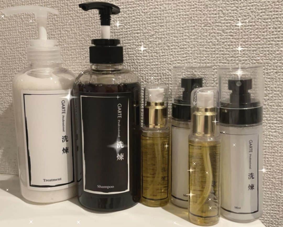 赤木クロのインスタグラム：「GARTEさんのヘアケア用品たちにブリーチと縮毛矯正でやばい髪の毛を助けられてます…❇️  ヘアミストとオイルはストックしてるので2セットある🥳  今月末までキャンペーンでお安くなっているそうです💟 https://garte.theshop.jp/  　 #派手髪 #派手髪女子 #縮毛矯正　#ヘアケア #ヘアケア用品」