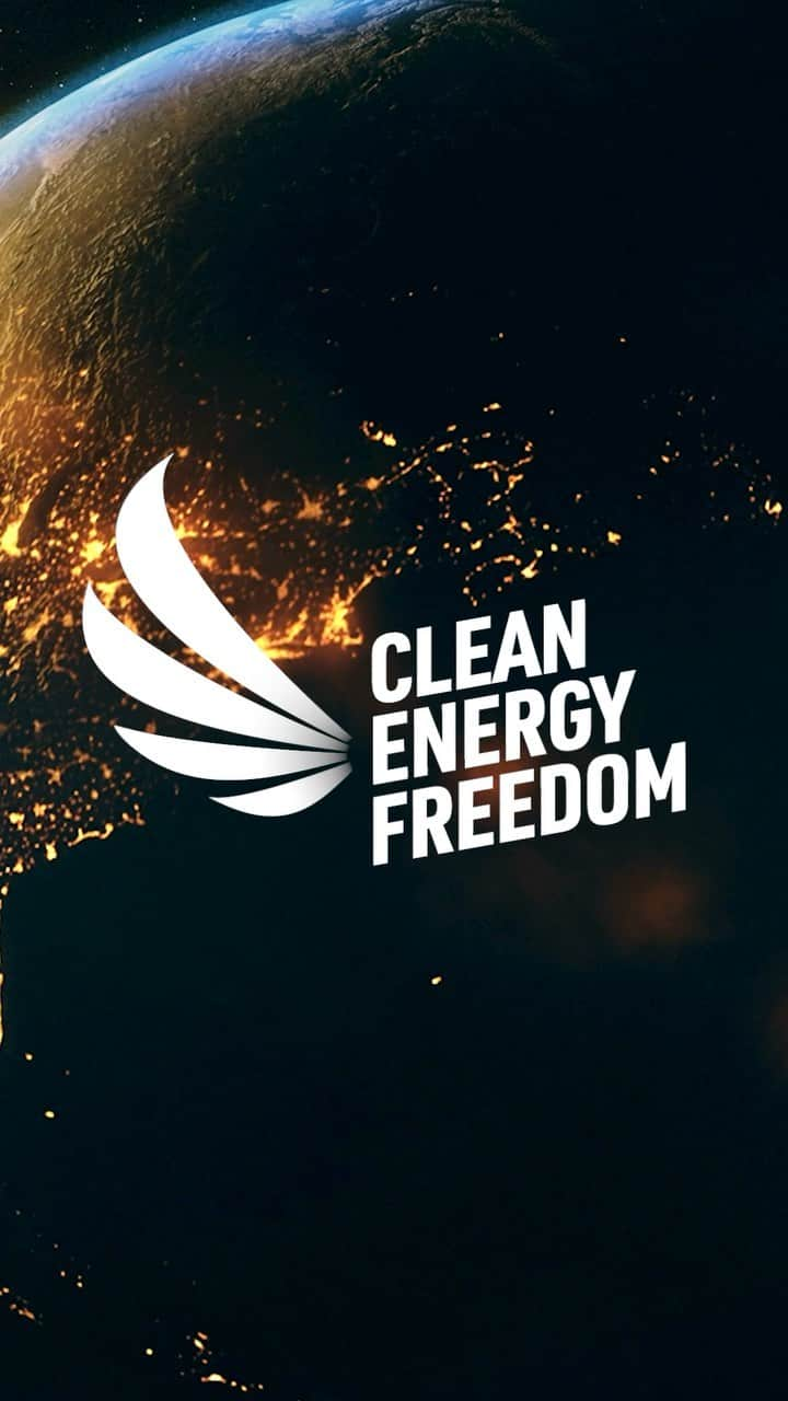 マーク・ラファロのインスタグラム：「It's time to unite for #CleanEnergyFreedom 🇺🇸  As climate activists, we’ve spent years working to stop dangerous fossil fuel projects and expansion. Whoever controls your energy controls your destiny, and for too long the oil and gas industry has fueled war and destruction. This has to end now.  President Biden promised to center climate in all government decision-making. That must include our response to Russia’s brutal and illegal invasion of Ukraine. This #EarthDay2022, I’m joining military veterans, clean energy workers, climate activists and artists to call on @POTUS @JoeBiden to rapidly build out U.S. clean energy infrastructure and lead the world in a technological revolution.  The world is waking up to the true cost of fossil fuels — how our reliance on oil and gas threatens our national security by funding dictators like Putin and causing climate change. Fortunately, @POTUS @JoeBiden has the power to strengthen our national security, lower our energy prices, create jobs, and avert climate catastrophe: he can invoke the Defense Production Act to ramp up domestic clean energy production. This will free us from the volatile global fossil fuel market and build our economy with good-paying jobs.  Please join me by sharing this video and tagging @POTUS @JoeBiden — and learn more about what President Biden can do through the Defense Production Act via the link in bio.  @americanresilience, @cleanenergyforamerica, @common_defense, @earth_uprising, @grounded, @rewiringamerica, @wsucampaign」