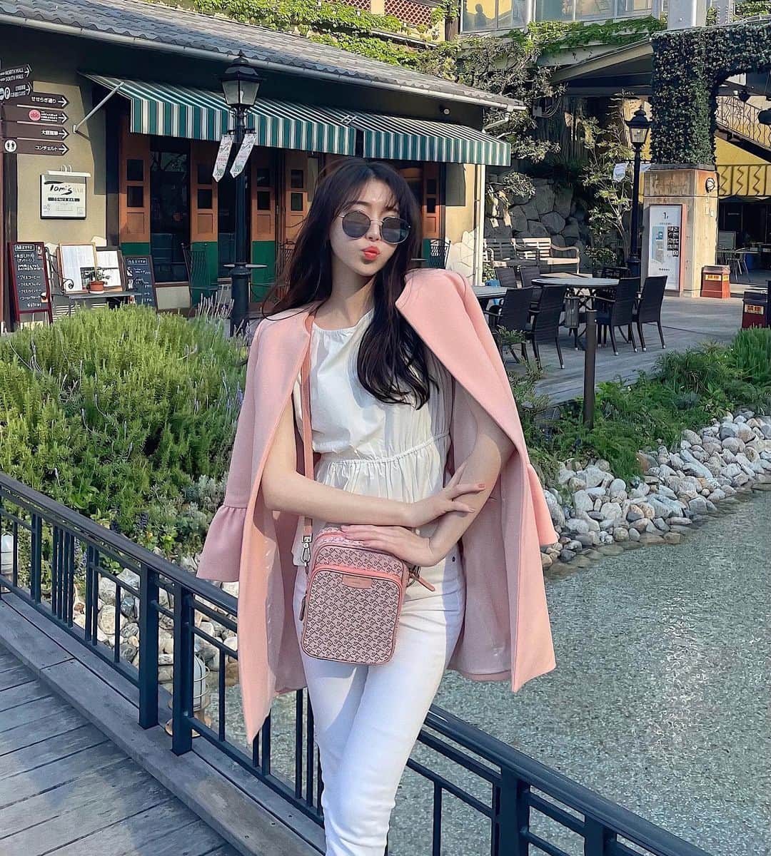 藤田麻里のインスタグラム：「👜 @samantha.thavasa_official   春だね〜！！ サマンサタバサの新色ベビーピンクの ST Jacquard サック デ プール👜💕  お出かけにぴったりなサイズ感！ 上品なデザインなのに、どんなお洋服にも合わせられるからコーデのアクセントになって可愛いぃ✌🏻♥️  カラーも豊富だから色違いで欲しくなった😘！  #samanthathavasa#サマンサタバサ#pr」