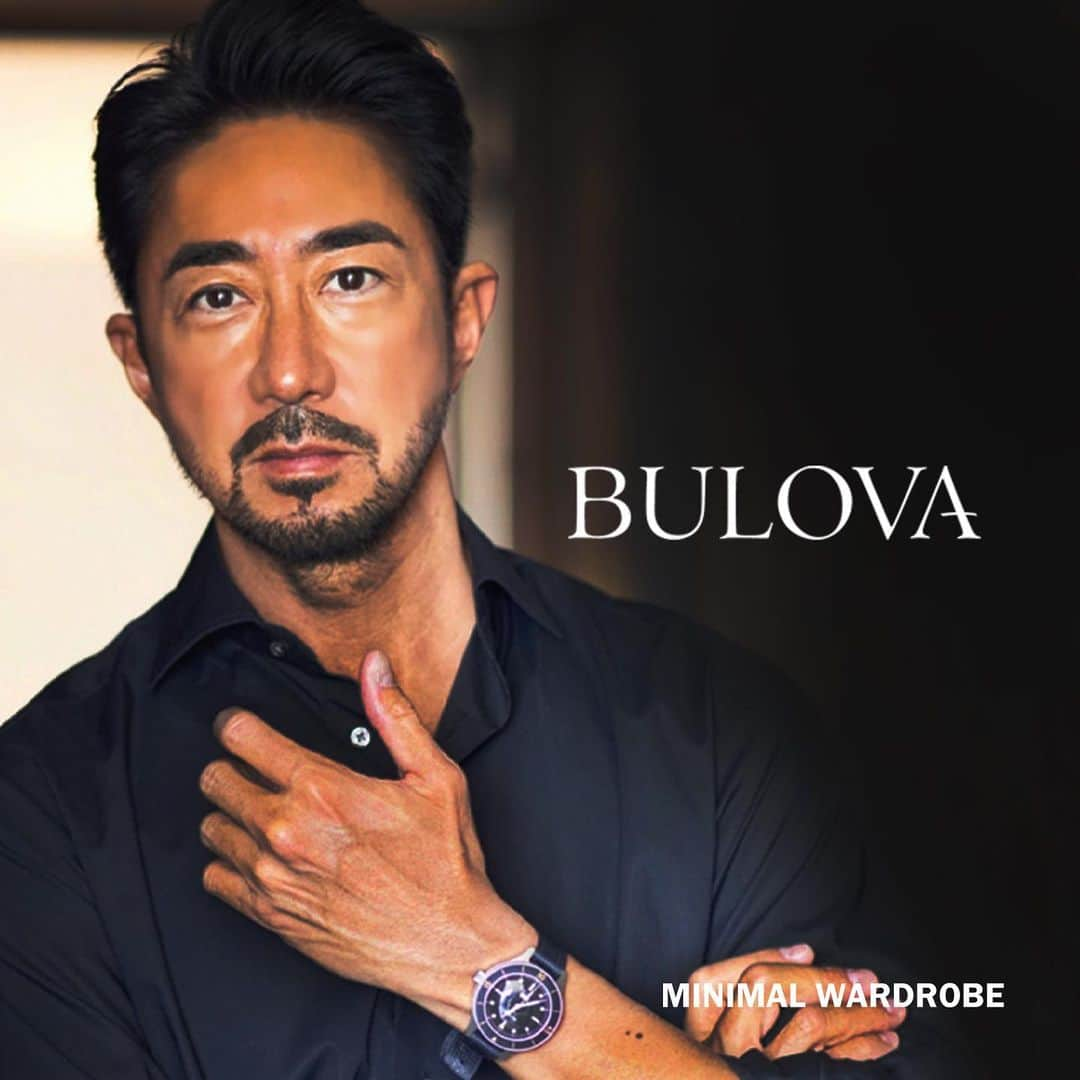 干場義雅さんのインスタグラム写真 - (干場義雅Instagram)「こちらは「BULOVA（ブローバ）」のミルシップ。1957年にアメリカ海軍潜水実験隊（NEDU＝The US Navy Experimental Diving Unit）に提供されたミリタリーダイバーズウォッチをモチーフにした復刻モデルです。  オリジナルの「MIL-SHIPS-W-2181」は2年にわたる厳しい検査をクリア。しかしブローバが「アキュトロン」の開発に専念するために開発を中止。そのためプロトタイプしか生産されなかった、ブローバの歴史的モデルのなかでも、もっとも希少な作品のひとつです。この復刻モデルは、そのオリジナルのデザインを踏襲。  回転ベゼルは両方向に回転可能で、安全性を高めるため、押し込まないと回転できないプッシュロック式機構を採用。ダイヤル6時位置に、ケース内部で湿度を検知すると色の変わる「モイスチャーインジケーター」を装備。  そのほか、サンドブラスト仕上げのケースや、ドーム型風防、カテドラルスタイルの針など、まさにオリジナルのそのままです。裏蓋には潜水具のヘルメットの刻印入り。引き通しの細いナイロンストラップも格好良いんですよね。  腕時計「ミルシップ」8万8000円／ブローバ（ミニマルワードローブhttps://minimalwardrobe.jp）  @minimalwardrobe_official  #minimalwardrobe_official  #ミニマルワードローブ @bulova  @yoshimasa_hoshiba  #yoshimasahoshiba  #干場義雅」4月22日 14時02分 - yoshimasa_hoshiba