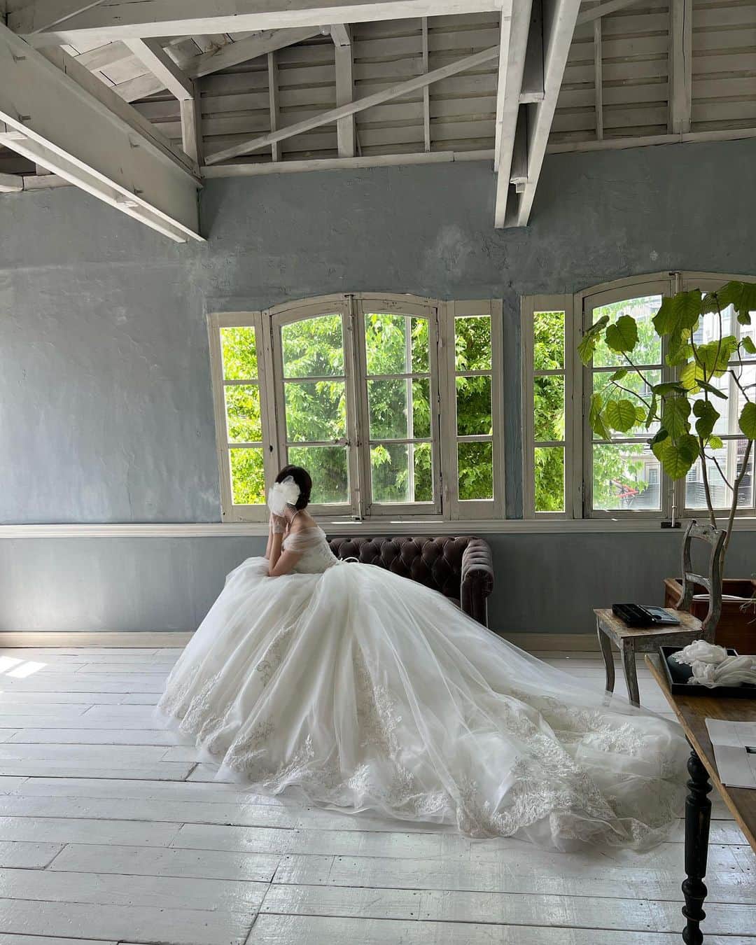 サクラ・キルシュさんのインスタグラム写真 - (サクラ・キルシュInstagram)「スタジオかわいすぎ〜〜  The studio was sooo pretty!!!!! AND LOOK AT THE DRESS😫😫 . アクセサリーとドレスとっても素敵でした！ メイクも可愛くって… ありがとうございました✨ @lovetiara.bridal 🌸 . #japan #bridal #bridalmakeup #bridalhair #bridaljewellery #halfgerman #halfjapanese #tokyo #instagood #instagram #insta」4月22日 14時23分 - sakura_kirsch