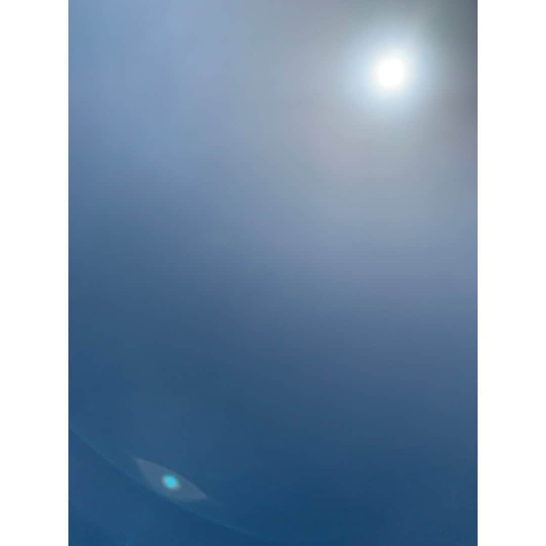 柴咲コウのインスタグラム：「今日4/22は国際マザーアース・デー🌍  地球環境のためにできることは何かを考える日。  私たち人間は、地球から本当に沢山のサービスを受け取っている。　(※経済用語的な意味でなく)  私はこの水の惑星・地球が大好き🌏🌍🌎  そしてそこに集う微生物、菌、虫、鳥、野生動物、木、草花🪷  敬いと感謝の氣持ちを、どう行動にできるかな。  一年前から自分の中で色々試してみている。自分の美容や健康につながること☺️また折を見てお伝えします♡  #earthday #earthday2022 #lovetheearth #motherearth」
