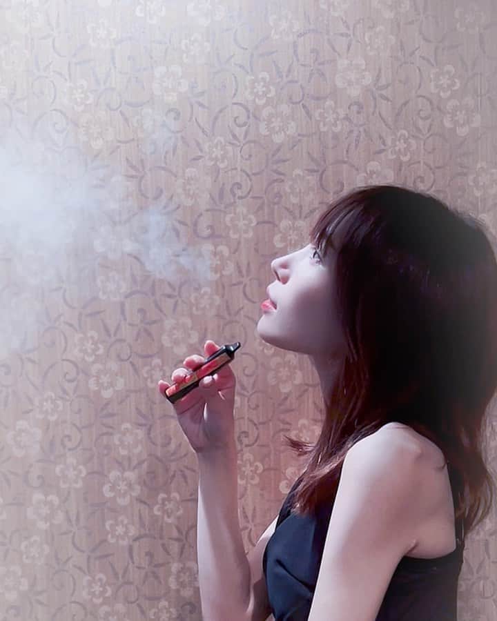 名無しの千夜子のインスタグラム：「#pr   SLASH… https://bit.ly/36vaEL3 深い香りと強い清涼感、個性的なデザインのベイブです。 非喫煙者の私も吸える、ニコチンタール0の仕様です。  #slash #slashtime」