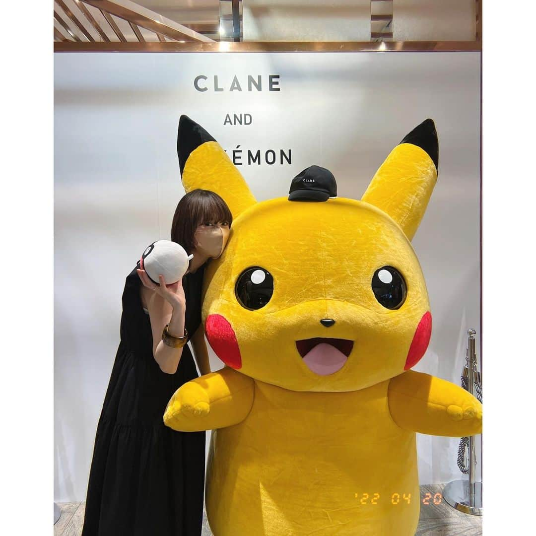 松本恵奈さんのインスタグラム写真 - (松本恵奈Instagram)「こんにちは。新宿伊勢丹CLANE AND POKÉMON POP UP初日はなんとピカチュウが遊びに来てくれるというスーパーサプライズでした😊⚡️⚡️⚡️💕  ピカチュウが1人で東京に来たのも6年ぶりだったらしく、 POP UPに遊びに来てくれたのはなんと史上初の事だったみたいです🫢♡ 嬉しいですね🥰 ピカチュウ、本当にありがとうー😭😭😭💕  そしてOPEN初日はかなりのお客様が朝から並んでくれていて私も沢山お話しできてとっても楽しかったです😊 CLANEが好きでそこから仲良くなったという方も沢山来てくれていて、新しい繋がりの場所でもあることに改めて店舗っていいなと思いました🥰 そろそろリニューアルもしたくなってきたしみんなの心地よい場所にしたいな😊  CLANE AND POKÉMONシリーズもpop up初日からずっと大好評で完売アイテムや色がけがでてきていますが、まだ伊勢丹にも少し残っているので是非、この機会にGETしてみてね♡ 私も時間あればあと一回くらい行きたすぎるー🥺 #clane #pokemon #伊勢丹popup #開催中 #claneandpokemon」4月22日 15時42分 - ena1123