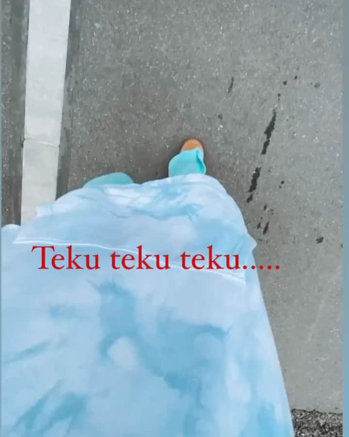 堀舞紀のインスタグラム：「🧞‍♂️〜 . . . ゆるっと。 楽ちんなカッコがスキ💙 . . あと、 どーやら水色がスキみたい😂 . . . このpt楽なのに形が すごくよくて 可愛かったので今度全貌を ちゃんと撮るね🧞‍♂️ . ジーニーみたいなカッコだね🪄 🙃〜 . . オマケで 近頃の#et_O 💙 7ヶ月で8.5キロあるよ😂 でかー！！！ オモーーーッ！ . . ぷに ぷに してて あった❤️あった❤️ って毎日何かを発見してる👀ww カワユ〜 癒〜 . . 新生活と久々の赤ちゃんで テンテコマイだけど👶🏻 マイペースに邁進〜〜 . . #子育て記録 #ootd #水色の女 #7ヶ月ベビー  etの帽子みたいなやつは 転倒時のタンコブ防止帽子だよ、 これが無いとヤバいのよ🤦🏽‍♀️〜 #転倒防止 #ベビーグッズ」