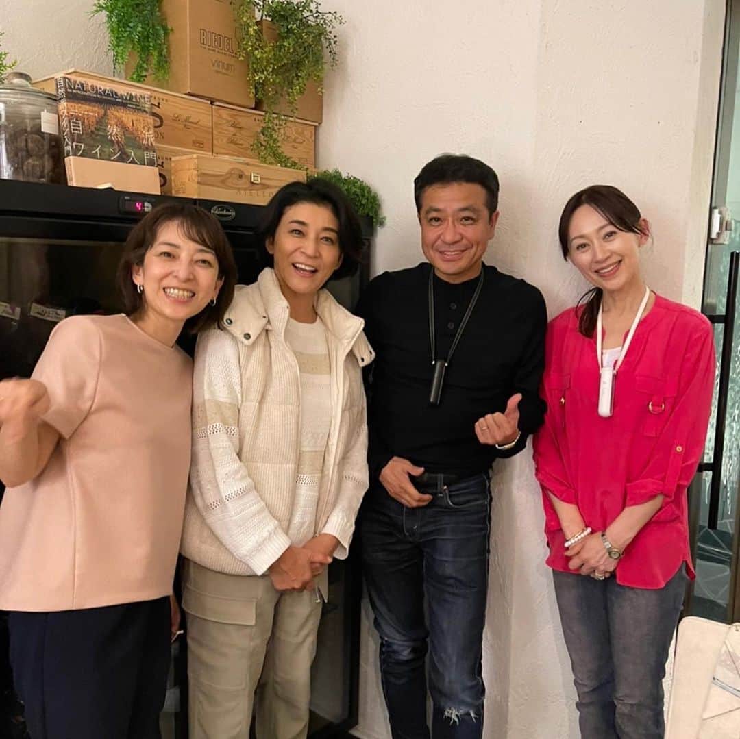 のインスタグラム：「久々に中山家の夫婦とディナー。 お互い子供達が留学しちゃって、怒鳴る事少なくなったね〜なんて老夫婦みたいな会話でした。  キノコ鍋が美味しいと評判の、全てオーガニックというこだわりのお店。プロゴルファーの横田真一さんがプロデュースと言うこのお店、全て美味しかった！！オーガニック嫌いの私も箸を止める事なく、美味しく頂きました。特に栗のテリーヌ最高！！！！  また行きたいです。 横田ママも合流して、テンション高めの夜でした。 中山家は首から除菌なんちゃら下げてるし、私は一昨日PCRやったばかりだし、のマスク会食だったけど、だんだん日常生活が戻ってるのかな？ 戻ってほしいね @bonnesantedeyokota」