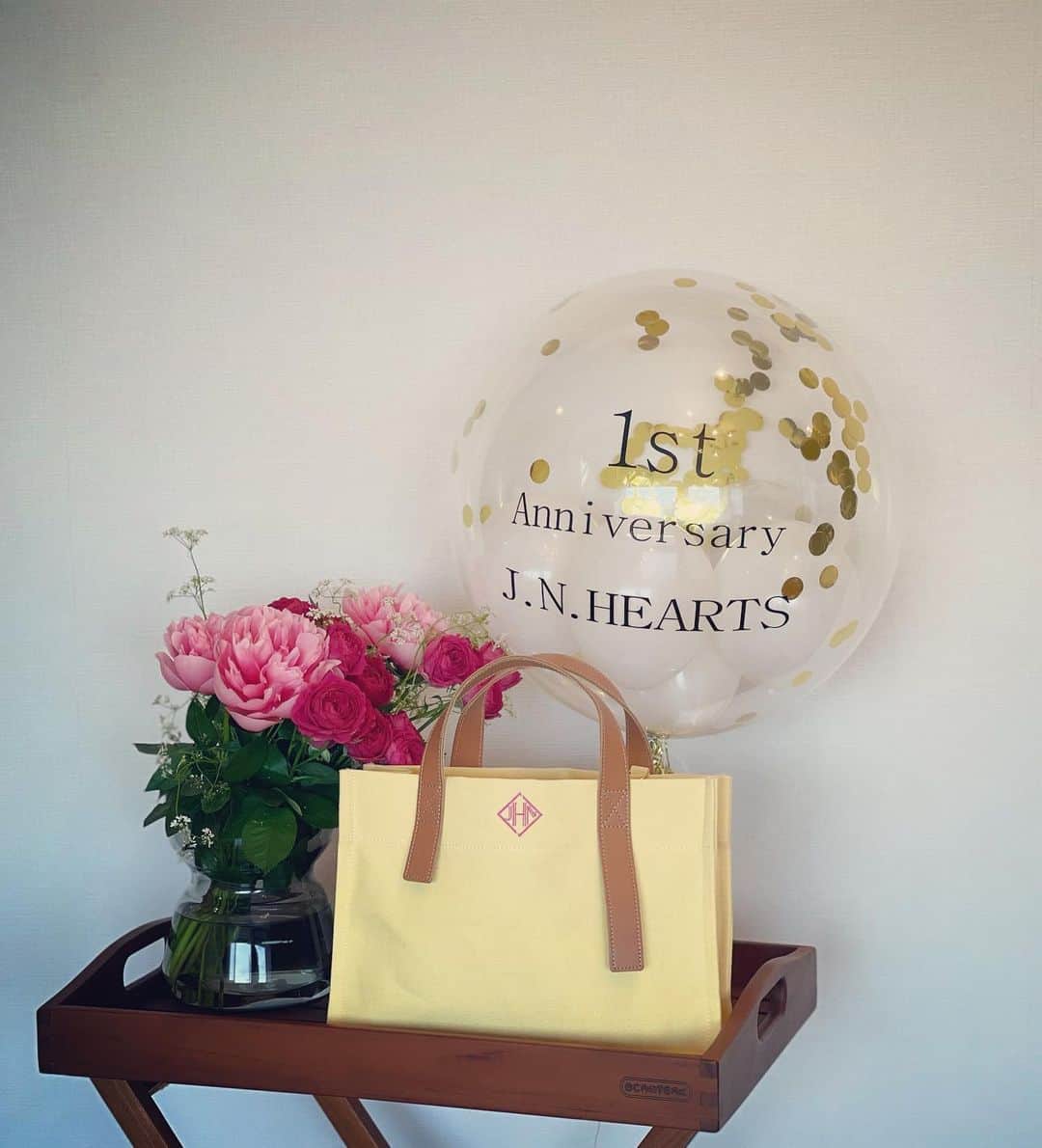 のインスタグラム：「本日18:00〜 @jnhearts にて発売がstartします💐  Anniversaryを記念して "GardenMiddle" /Lemon/Lavender/White "Note"/Lemon/Lavenderを ご購入されるお客様は 送料無料になります✨ (他の商品と一緒にご購入された場合で 送料無料に反映されなかったお客様は 後日こちらのシステムで調整いたします)  大きさの比較ができるよう お写真を載せていますので是非 ご確認ください❤️❤️  コメント沢山ありがとうございます❤️ #love #1stAnniversary #JNHearts」