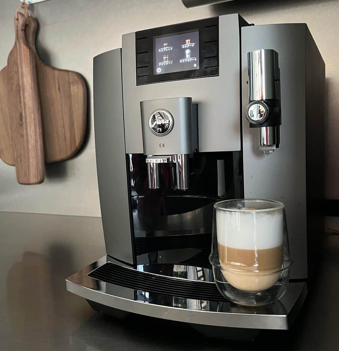 滝沢眞規子さんのインスタグラム写真 - (滝沢眞規子Instagram)「楽しみにしていたコーヒーマシーンが我が家にやってきました☕️ スイスの @jura_coffee_jp 🇨🇭 ラテもマキヤートもフラットホワイトも❤️たくさんメニューがあってまるでカフェのため、外で飲むことが減りそうです☕️ 抽出量やミルクの量も選べるし、カップに合わせて量も調整できるし、とても賢いマシーン✨ キッチンにぴったりで嬉しくて色んな角度から撮りました😂 @jura_coffee_jp  #ユーラ #JURA」4月22日 16時20分 - makikotakizawa