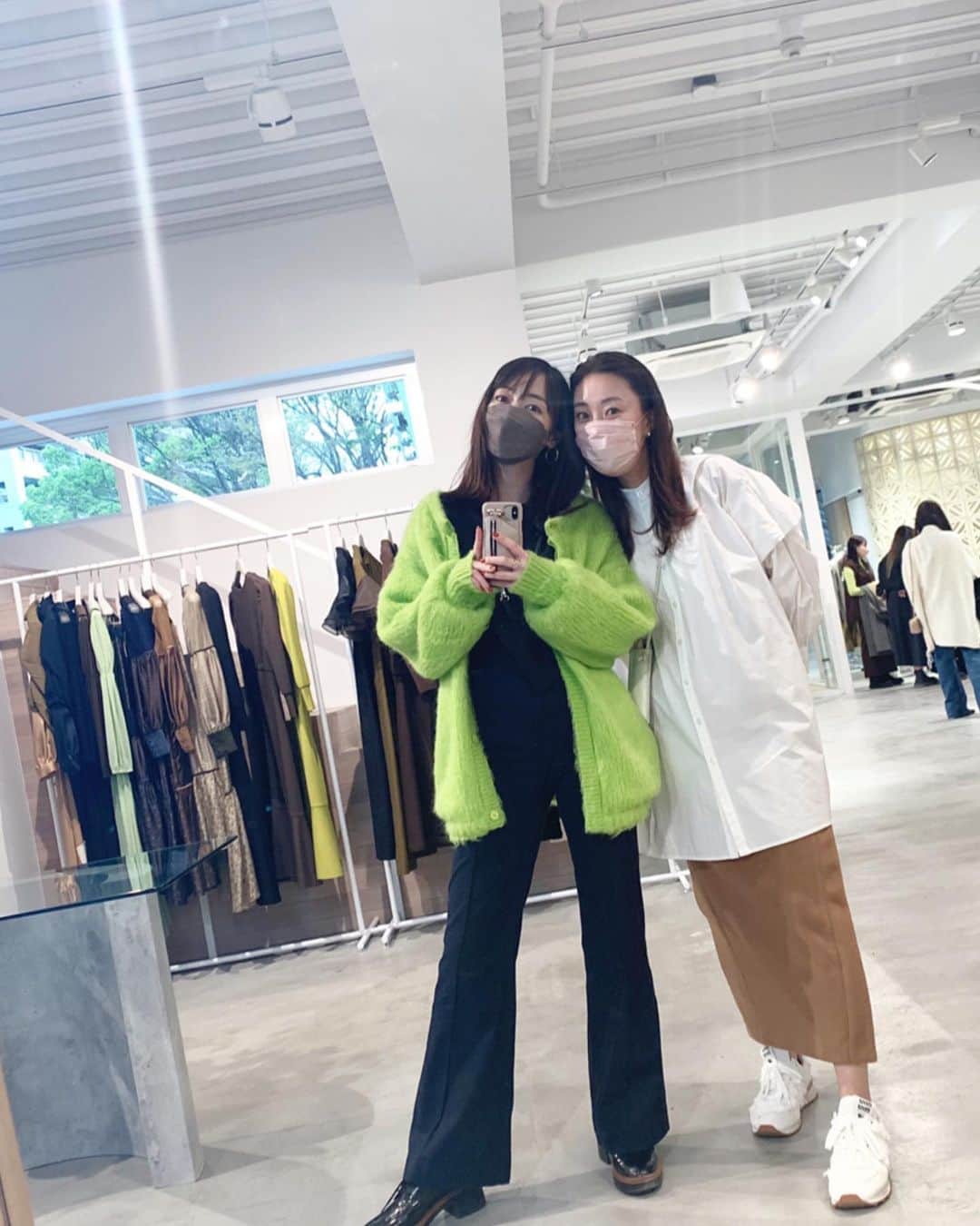 上野なつひのインスタグラム：「TAEKOとべっぴーと一緒に Ameri vintage 2022AW 可愛いアウターはBLACKと色違い購入！ 裏地がちゃんとついてて着心地👍  Ameriの服はいつも独創性があって好き！今回の服たちは特に立ち襟がクラシックでカッコいい✨  出会って17年くらい経つはるちゃん💖いつもバリバリ仕事してて、愛されるキャラクターで友達だけどとっても理想であり尊敬してる✨ 引き寄せパワーの持ち主！ いつもありがと♡︎ 🐶❤️  追伸 脚が奇跡的に長く見えてるのはパンツのお陰🤣無加工ですよ！ @unbybalancestyle  本当神パンツ👍  #amerivintage  #2022AW #fashion #ファッション」