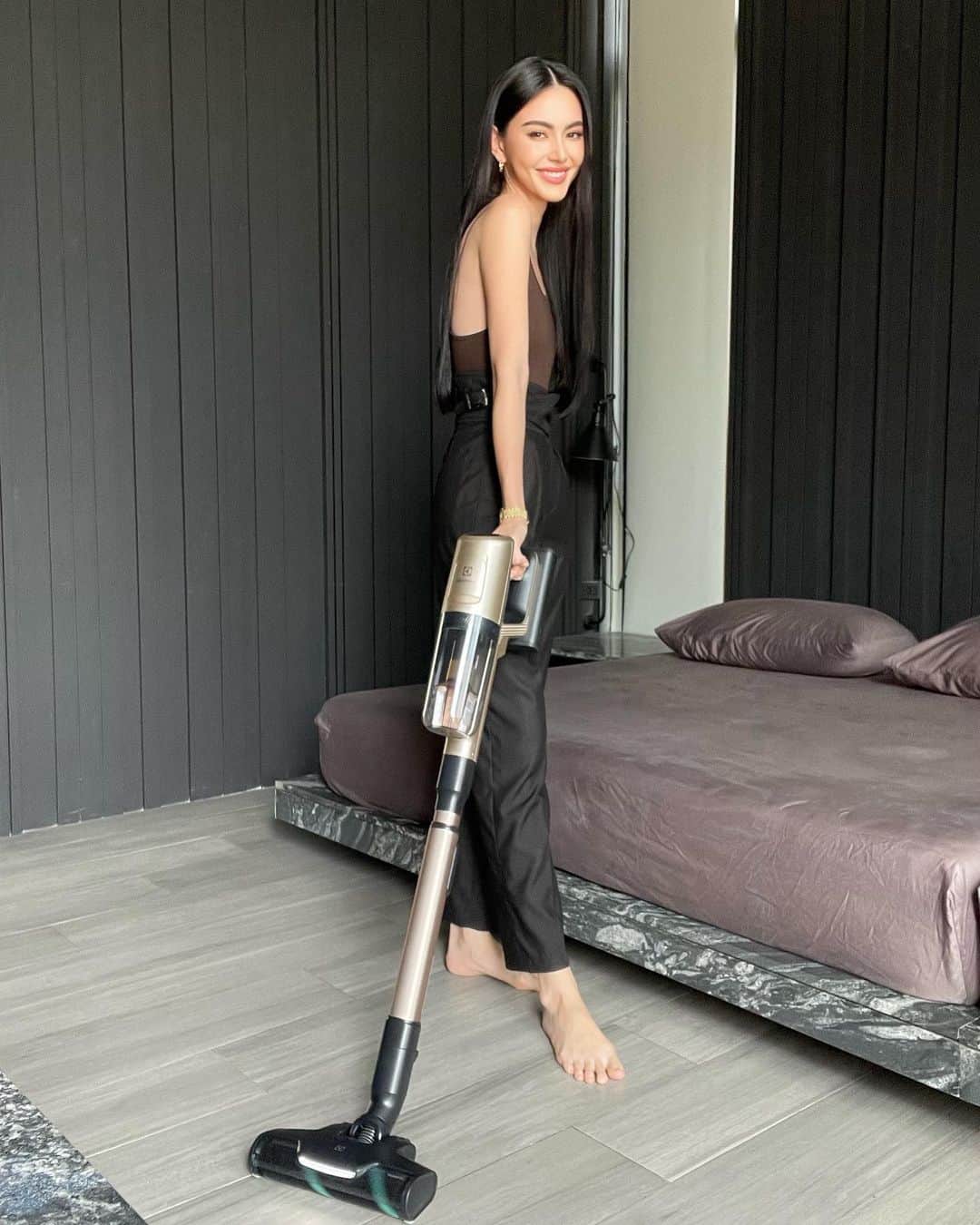 のインスタグラム：「ดาวิได้เครื่องดูดฝุ่นรุ่นใหม่ล่าสุดของอีเลคโทรลักซ์มา อยากบอกว่าช่วยให้ชีวิตของดาวิง่ายขึ้นสุดๆ เพราะไม่ใช่แค่เครื่องดูดฝุ่น แต่ยังสามารถเปลี่ยนเป็นไม้ถูพื้นได้ด้วย พร้อมหัวดูดมากถึง 7 หัว ดูดแรง แถมมีน้ำหนักเบา หาซื้อได้แล้วที่ห้างสรรพสินค้าชั้นนำ และตัวแทนจำหน่ายของอีเลคโทรลักซ์ทั้ง ประเทศเลย หรือจะสั่งทางออนไลน์ก็ได้นะ 💙#ElectroluxTH #MakeItLast  #SwedishThinkingBetterLiving」