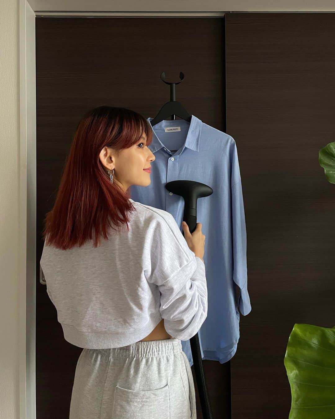菅沼ゆり（ゆりっぱ）さんのインスタグラム写真 - (菅沼ゆり（ゆりっぱ）Instagram)「みんな洋服のケアはどうしてますか？  LOBJECTでもだし、 私はシャツアイテムがとても好きだから SteamOne のMinilys 衣類スチーマー使ってケアし始めました🌼  置き型タイプは初めてで 手持ちタイプよりもっと楽で驚き。 めちゃくちゃ気持ちいい。笑 ストレス発散並みにきもちよ〜〜く 数秒でシワが無くなっていく。  スチーム威力は強く持ち手も圧倒的に軽い とにかくやりやすい⚪︎  身長も私より高くスリムなボディ インテリアとして置いても邪魔にならなくてグッド👔  @steamone_japan #スチームワン #SteamOne #衣類スチーマー #Minilys」4月22日 17時02分 - yurippa93