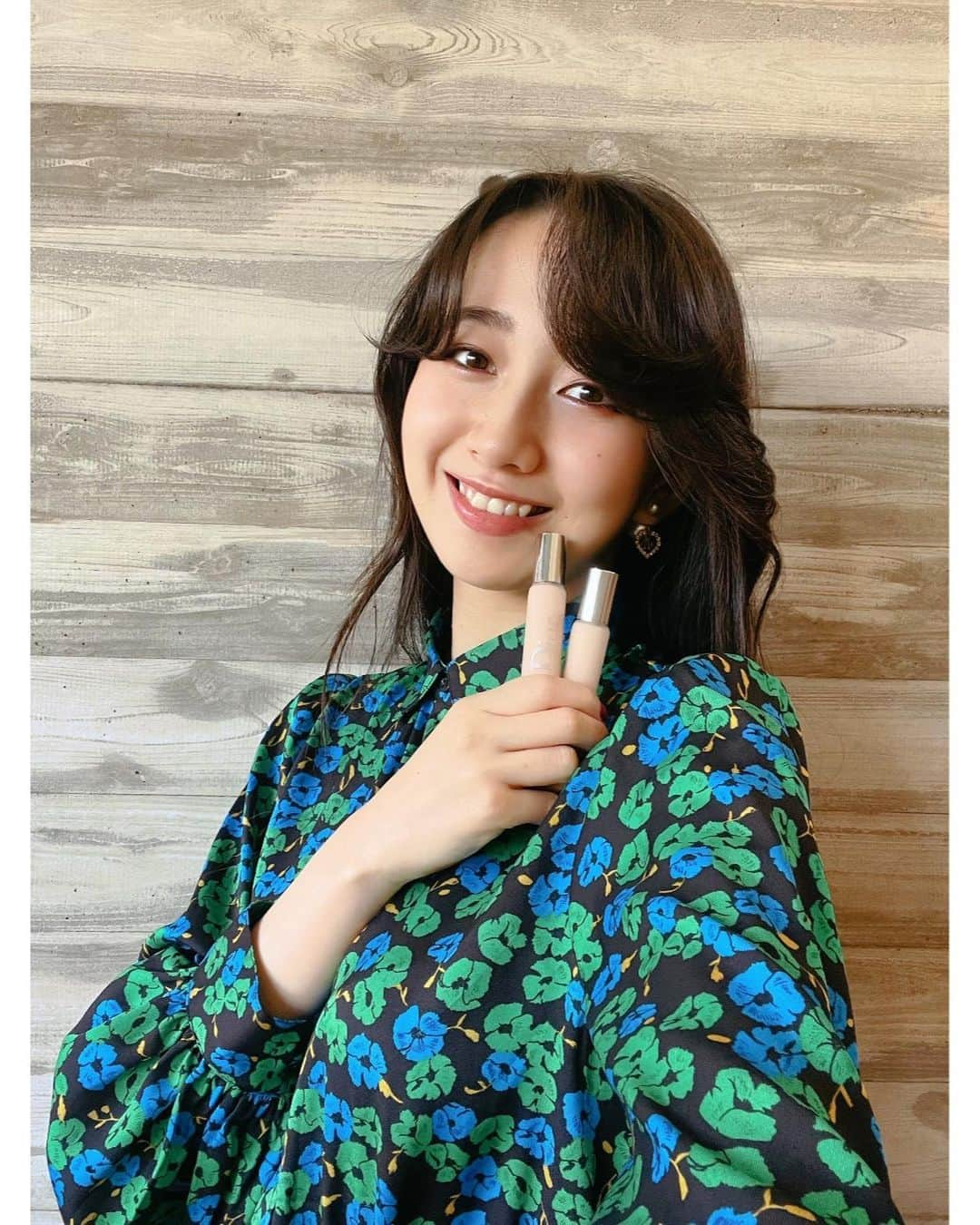 木村心美さんのインスタグラム写真 - (木村心美Instagram)「🤩🤩🤩YESSSSS ✨✨ Diorの新製品誕生のお知らせでございます。皆様ご存知のバックステージシリーズの新鋭です。‼️ Cocomi’sオススメランキングにランクインしたのでこれはみんなに試して欲しいです、、🤲🏼💯🤤 「ディオール バックステージ フラッシュ パーフェクター コンシーラー」です。✍️（ﾒﾓﾒﾓ） ・ 13色展開になっていて気になるところをピンポイントにカバー出来る秀才です。先っぽがブラシになっていてめちゃくちゃ塗りやすい◎しかもめちゃくちゃ伸びがいいので少量で足りるので最高です。 私はくまが元々酷いのですが消えましたありがとうございます。私が使っているのは0Nと1Nです。 ・ 男性にも使ってみて欲しいです。← ・ 4/22より発売です！お見逃しなく。 ・ @diorbeauty  #ディオールバックステージ  #バックステージコンシーラー」4月22日 17時08分 - cocomi_553_official