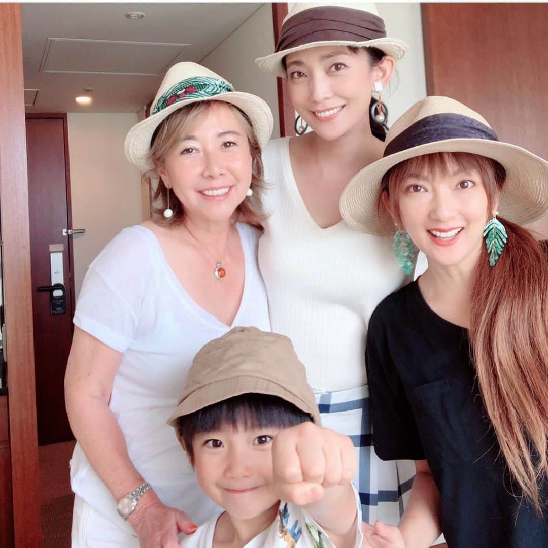 田中美里のインスタグラム：「まりやちゃんとムネくんが出演している「花博記念公園ハウジングガーデン」のCMに私もナレーションで参加しています。  是非、花博記念公園ハウジングガーデンのHPまたはYouTubeでチェックしてみてくださいね。  大好きなまりやちゃんとムネくんと今回お仕事をするきっかけをくれた三井ママとの写真です。  コロナ前の写真です。 4年くらい前かな？  仕事とのタイミングでなかなかプライベートで逢えていないまりやちゃんとムネくん。  何も考えずくっついて笑い合える 日々が懐かしい。  早く戻ってこーい！  #花博記念公園ハウジングガーデン  @hanahaku.housing.garden   #山田まりや　ちゃん」